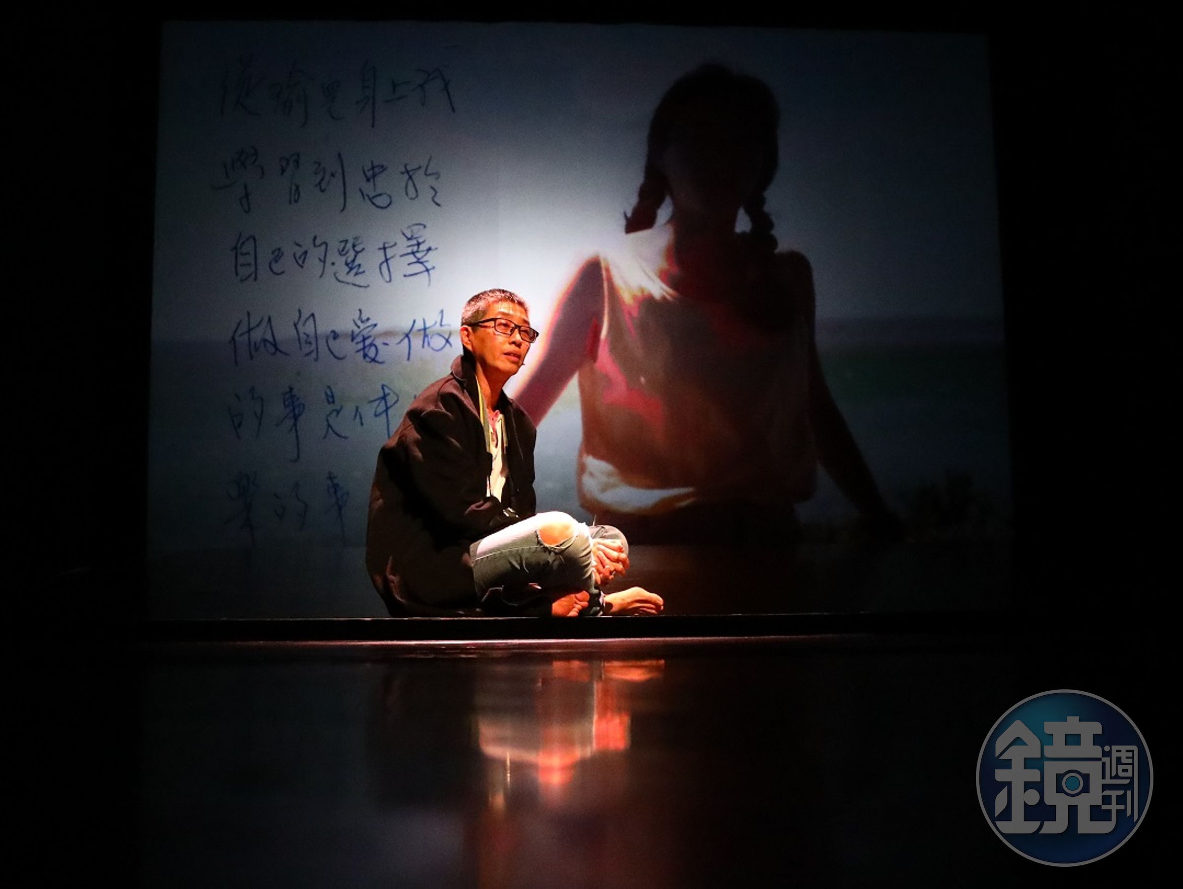 王耿瑜演出《演員實驗教室》時，分享母親在相片上的留言。（陳有德提供）