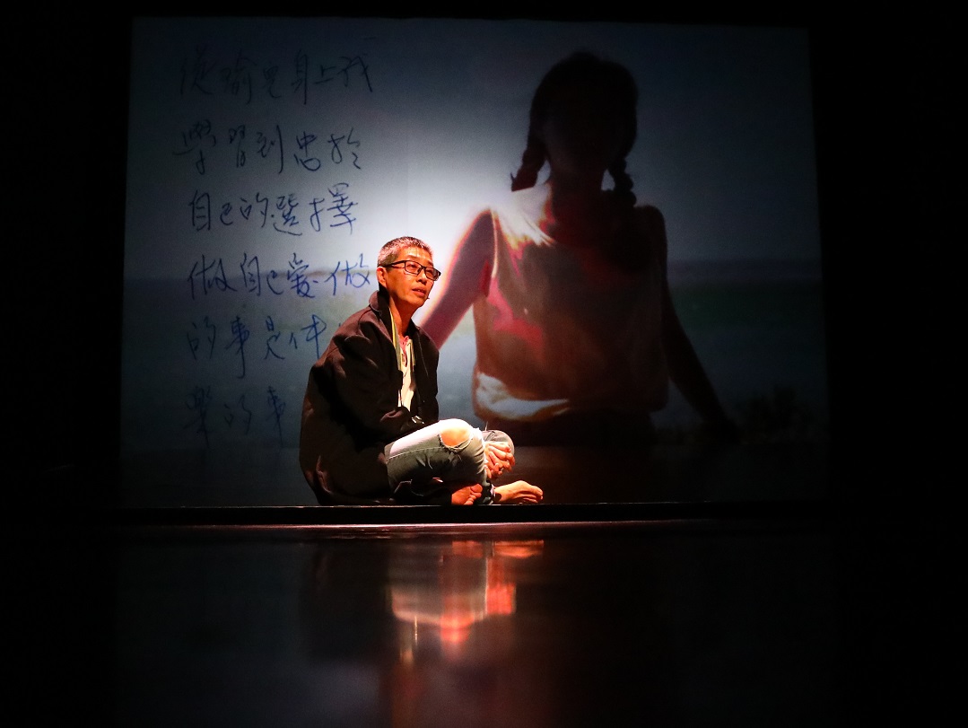 王耿瑜演出《演員實驗教室》時，分享母親在相片上的留言。（陳有德提供）