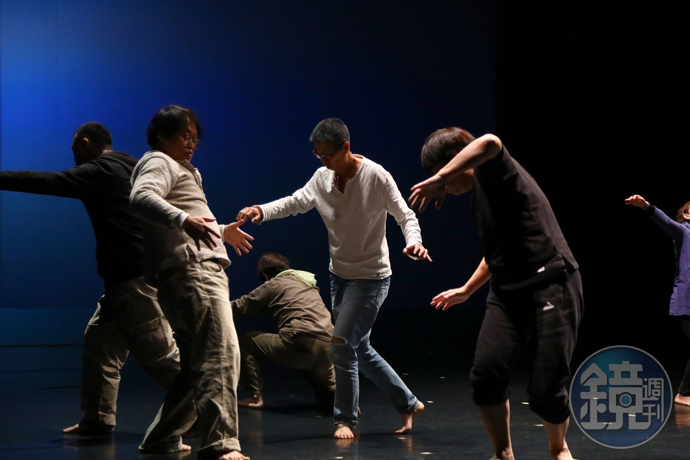 王耿瑜（中）多年來從事電影幕後工作，2018年為蘭陵劇坊重新演繹《演員實驗教室》登上舞台。（陳有德提供）