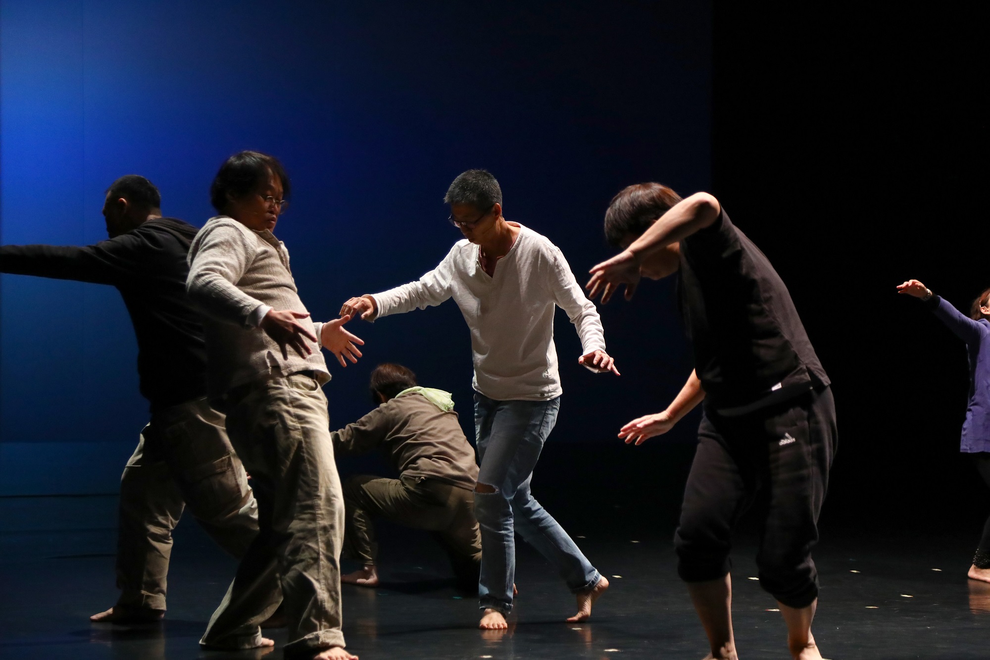 王耿瑜(中)多年來從事電影幕後工作,2018年為蘭陵劇坊重新演繹《演員實驗教室》登上舞台。(陳有德提供)