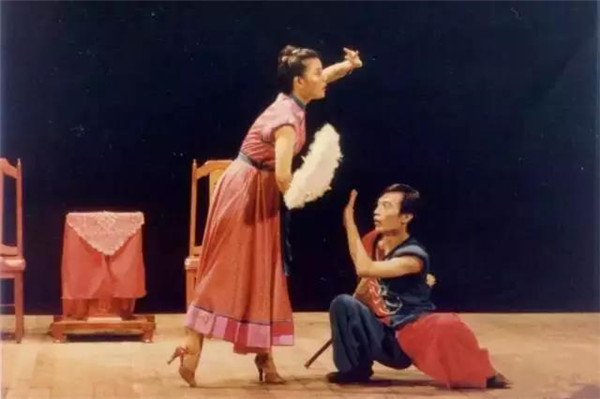 已故演員李國修(右)與劉若瑀(左)演出首版《荷珠新配》,曾於蘭陵30週年重演。(蘭陵劇坊提供)