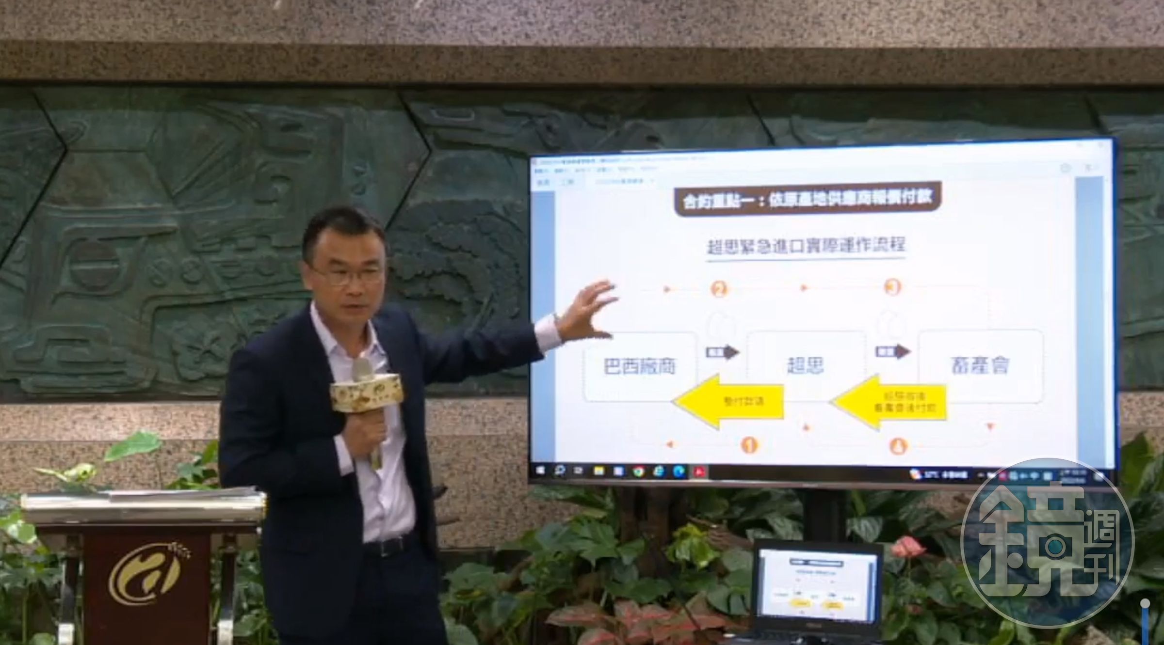 農業部長陳吉仲今召開記者會澄清外界對進口雞蛋的相關指控。（翻攝自農業部直播）