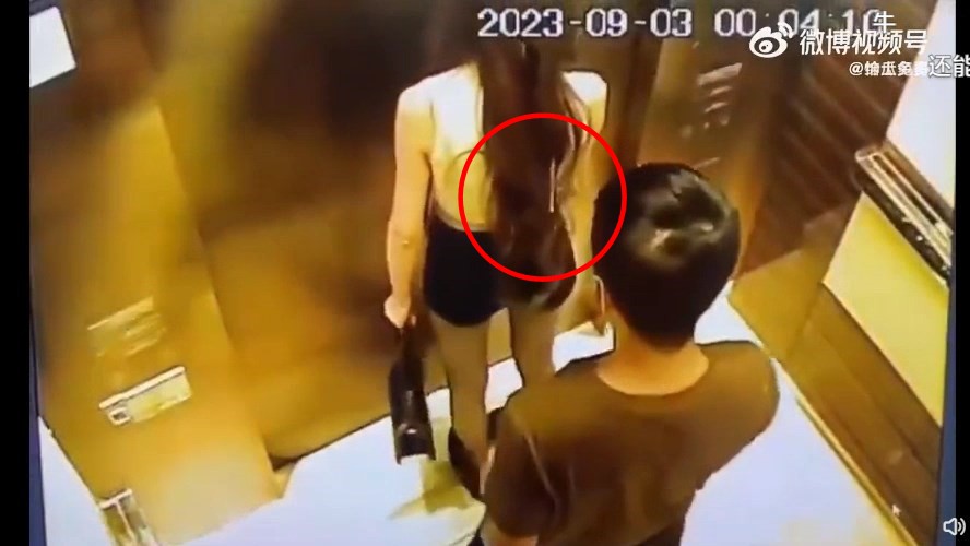 正妹搭電梯遇癡漢！噁男3秒快槍射精猥褻，射程又高又遠。（翻自微博）