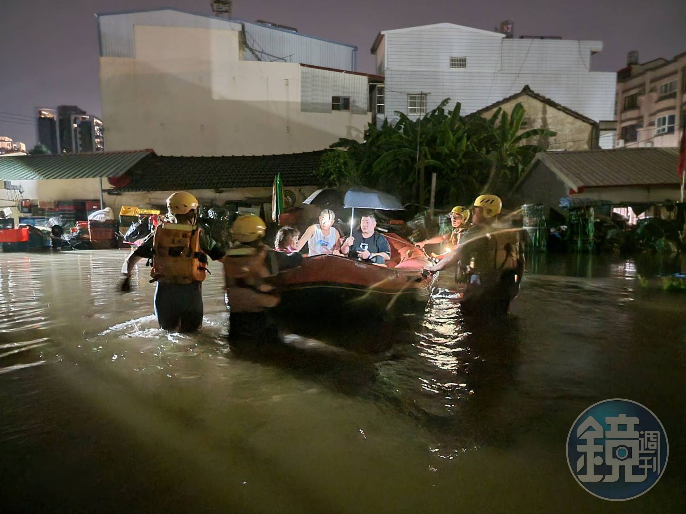 彰化縣昨降下滂沱大雨，造成員林市、埔心鄉等多處地區淹水。（翻攝自記者爆料網）