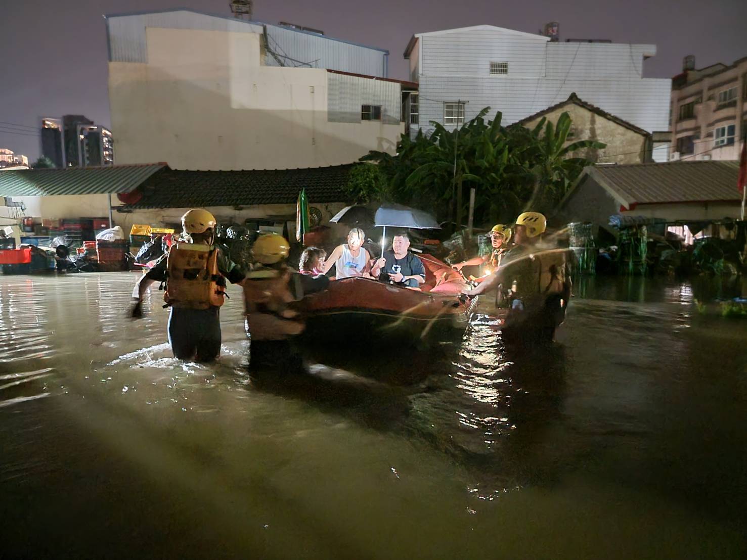 彰化縣昨降下滂沱大雨，造成員林市、埔心鄉等多處地區淹水。（翻攝自記者爆料網）