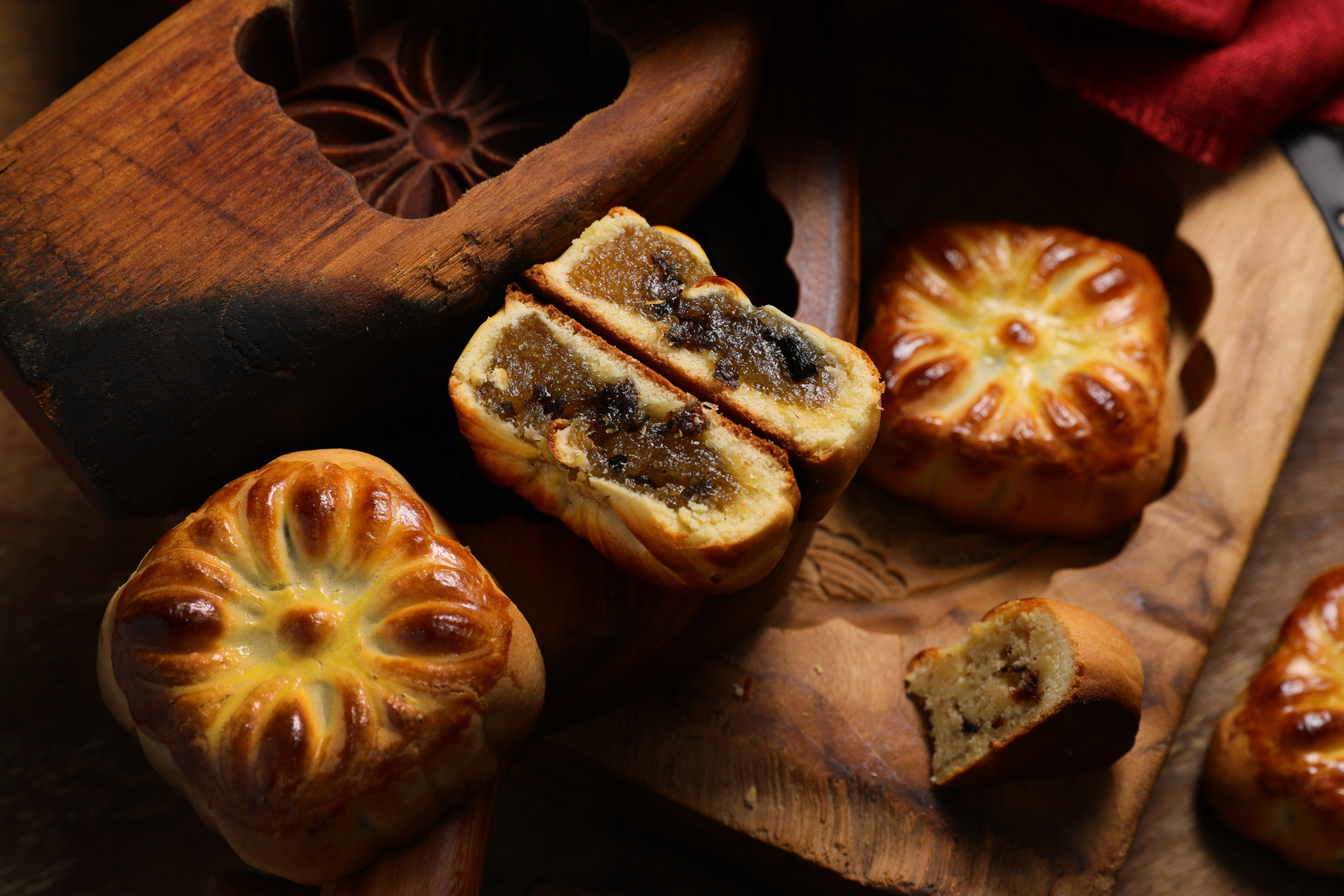 「三和製餅舖」每到中秋節就熱賣的五仁月餅，包裹杏仁、葡萄乾、瓜子仁、腰果及核桃，市面上少見。（65元／個）