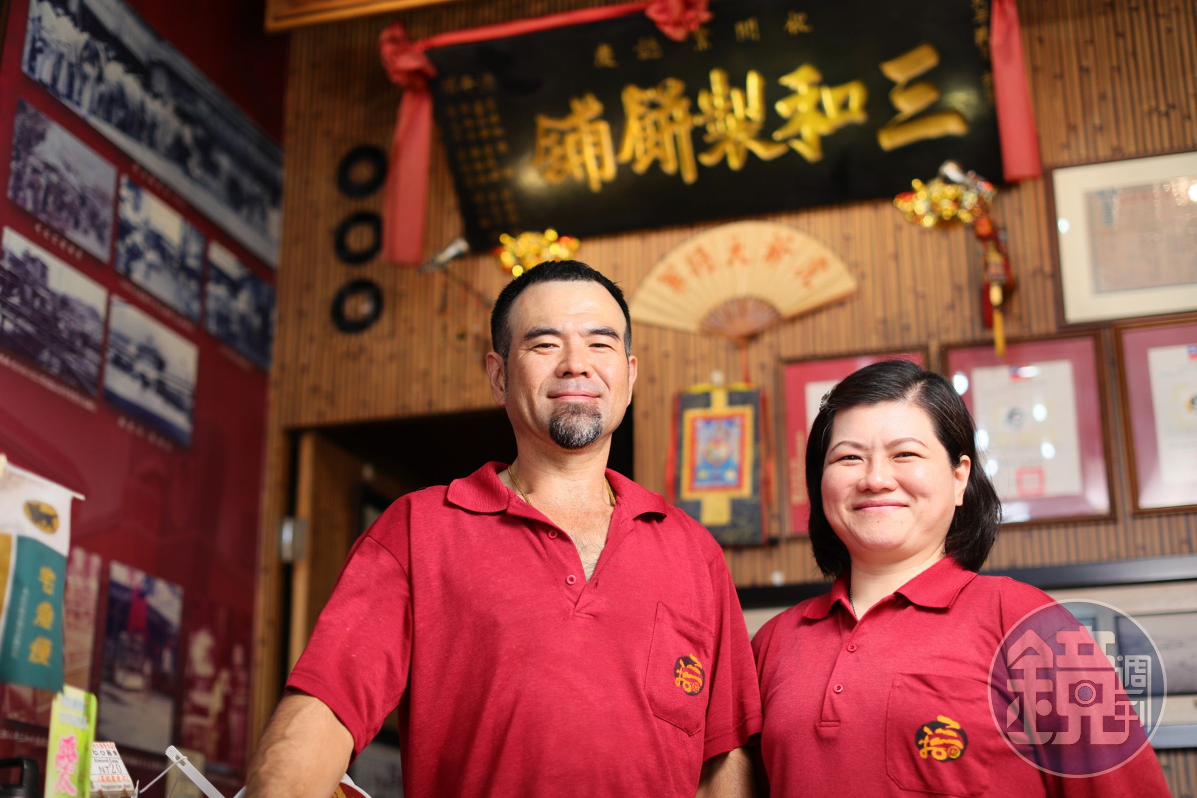 林泰承(左)和弟弟負責在內場製餅,姐姐林玉娟(右)則在門市接待客人。