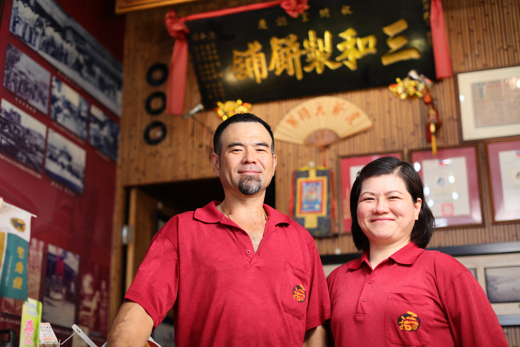 林泰承（左）和弟弟負責在內場製餅，姐姐林玉娟（右）則在門市接待客人。
