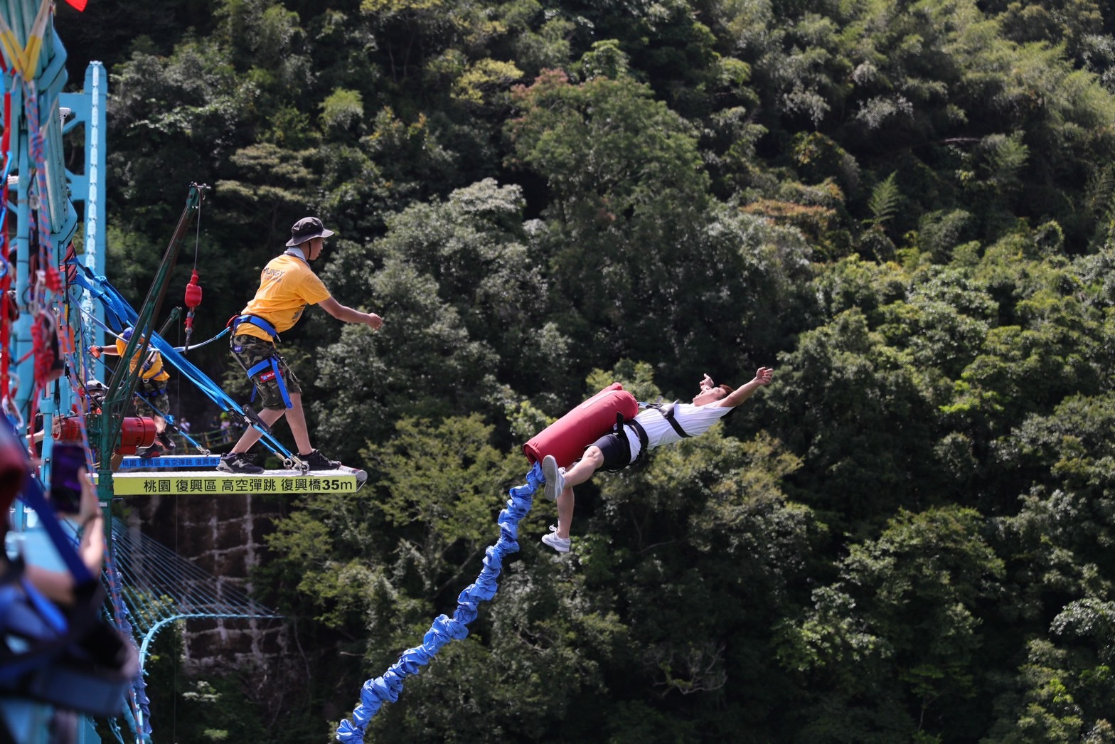 高空彈跳是許多極限運動迷喜愛的挑戰項目之一。