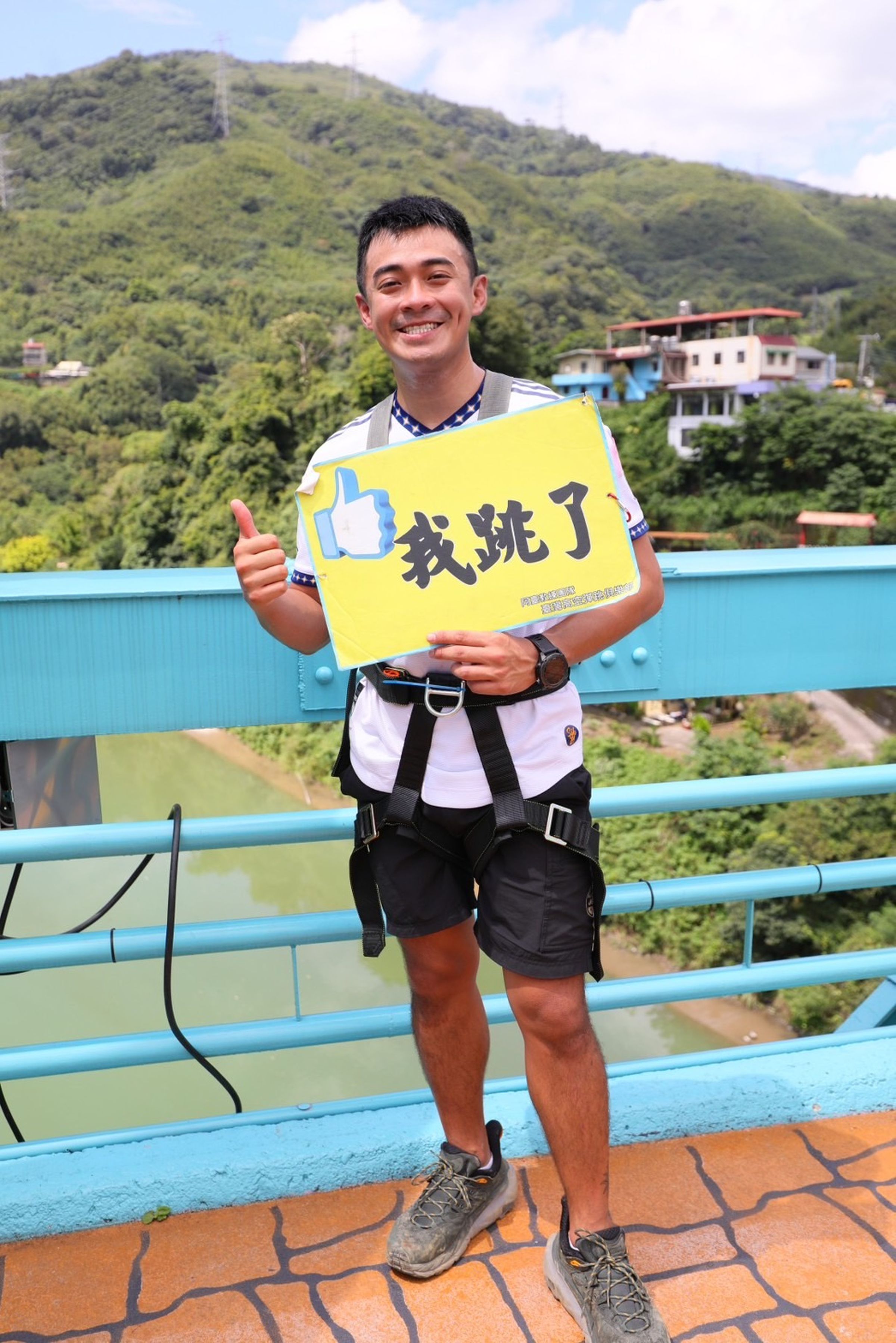 完成高空彈跳體驗後,還可以拿教練貼心準備的手拿牌合影。
