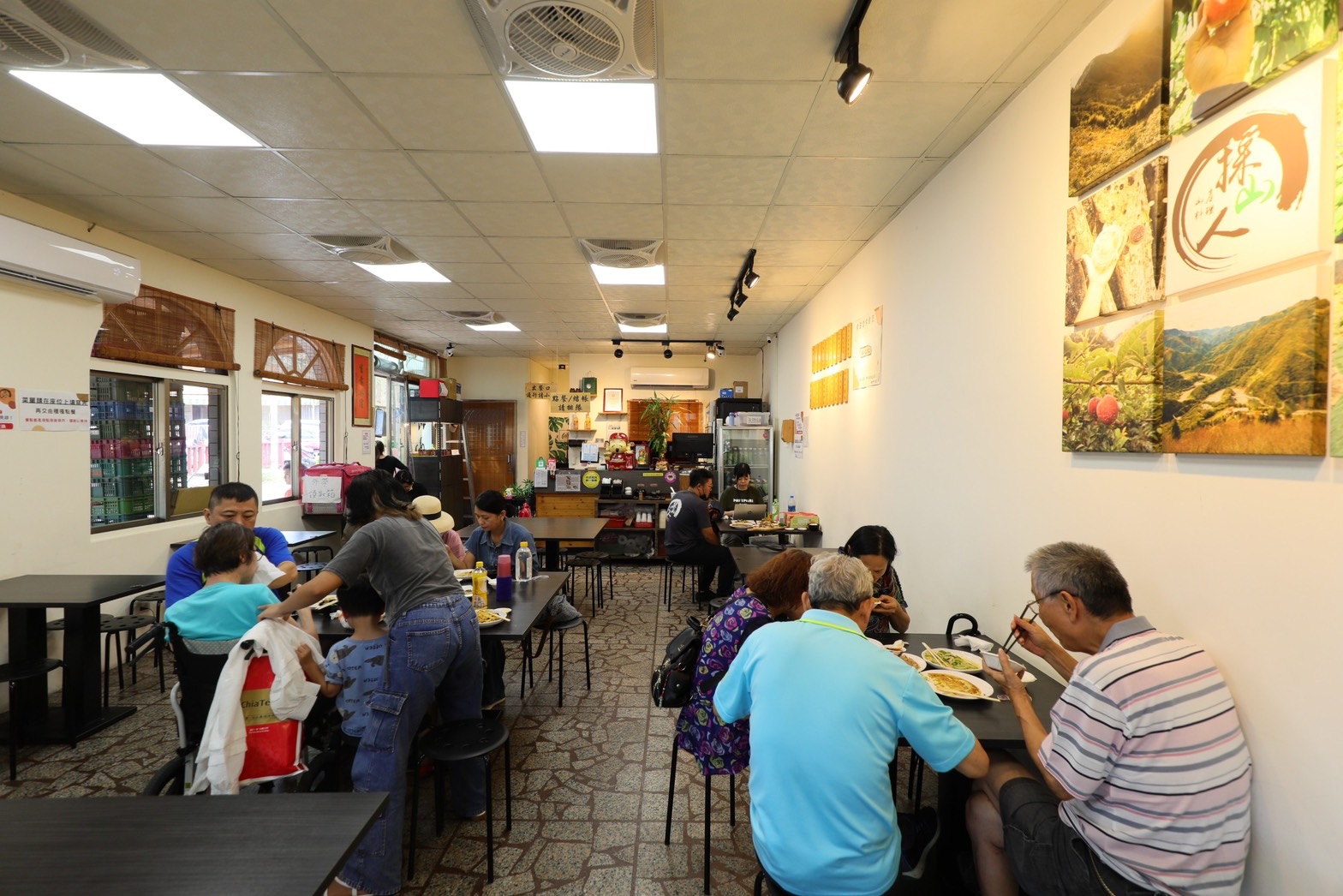 「採山人」環境明亮溫馨,用餐起來相當舒適。