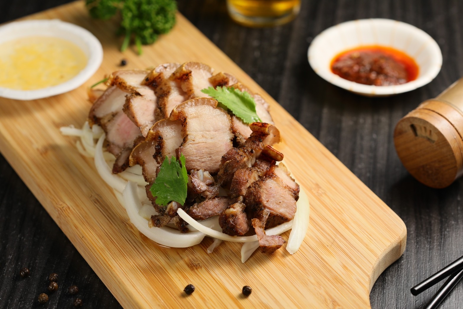 「香煎馬告鹹豬肉」鹹香下飯,滿嘴都是馬告的香氣。(290元/份)