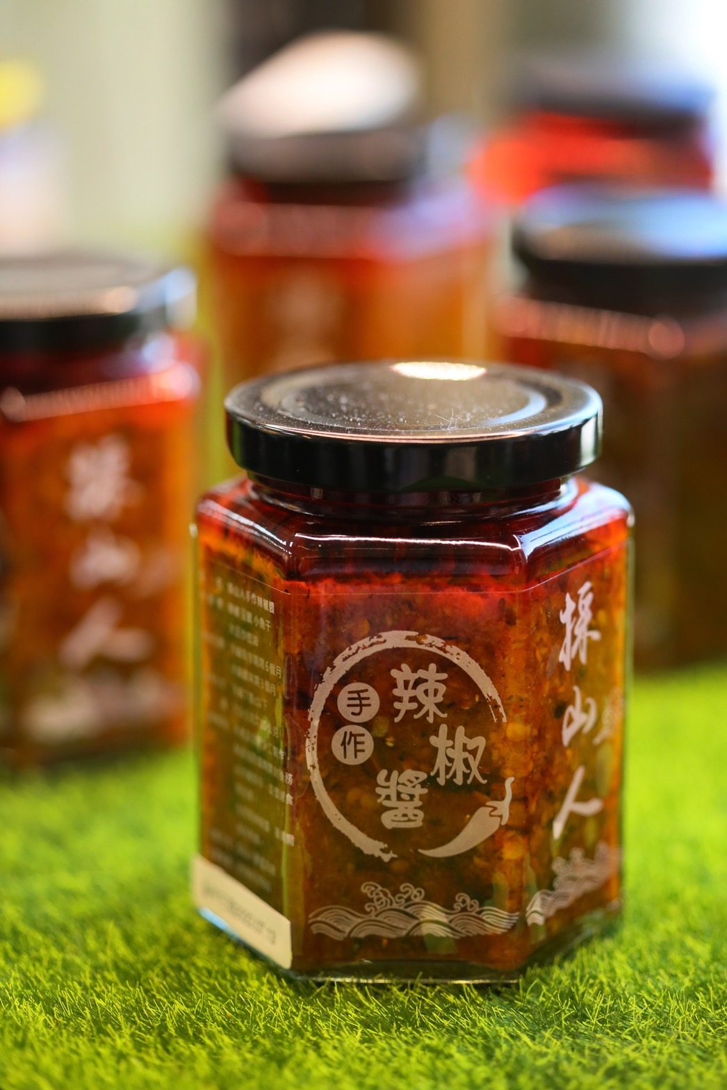 在客人的敲碗下,「採山人」也將自家製的手作辣椒醬單罐販售。(150元/罐)