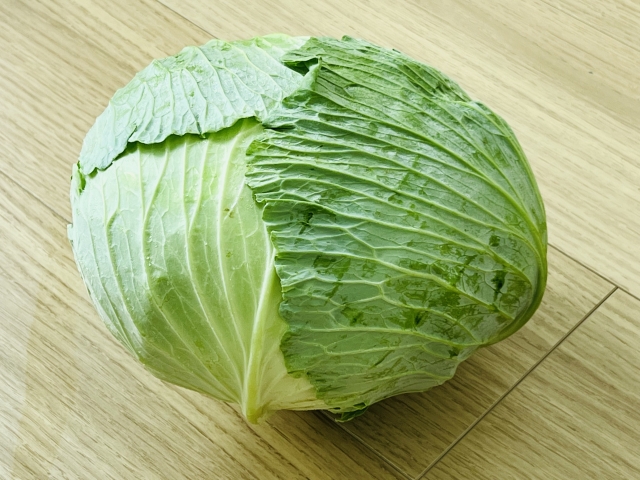 颱風接連來襲導致菜價飆漲，讓消費者超級有感，圖為高麗菜。（示意圖，photoAC）