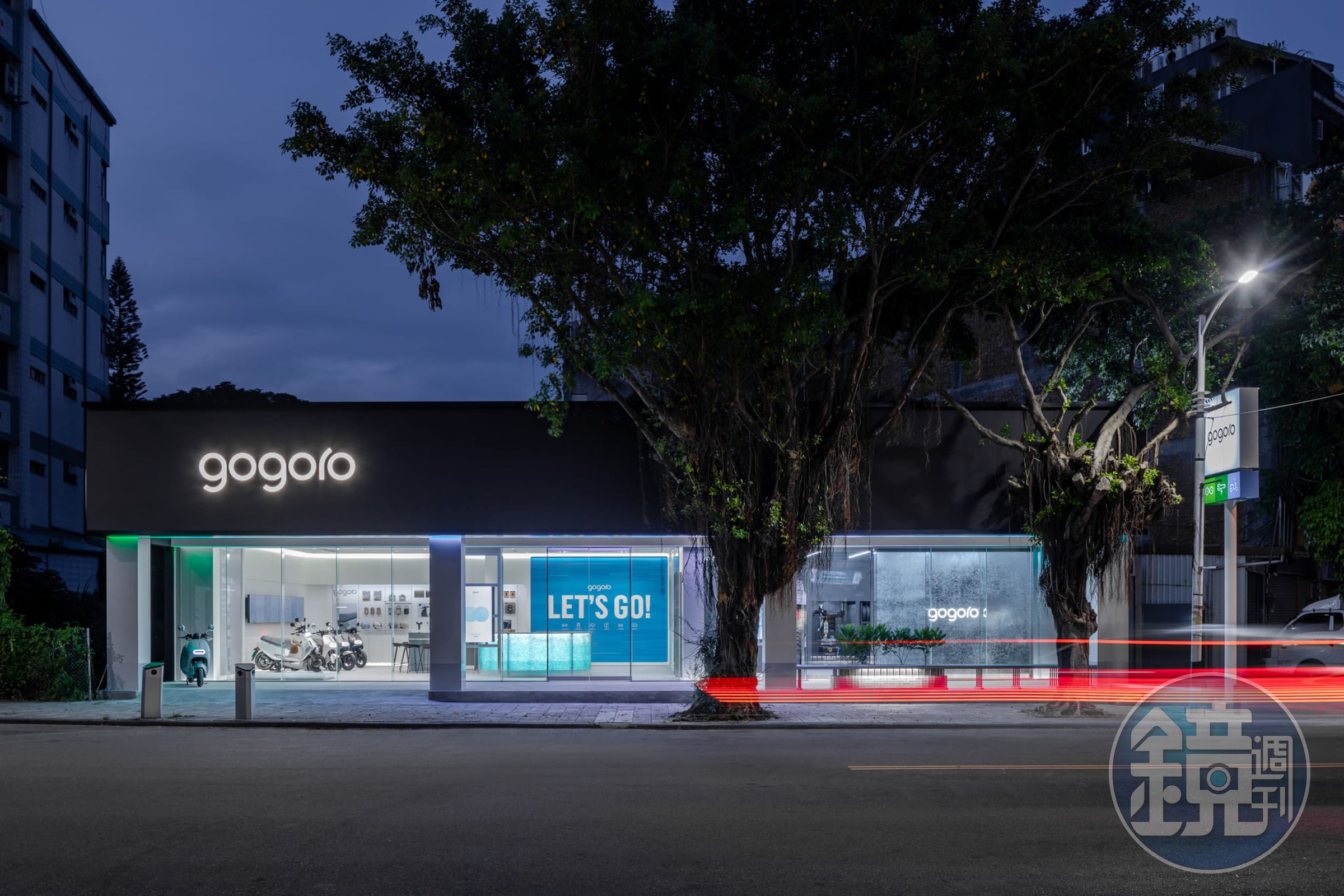 全台首間「Gogoro 城市概念店」座落於新竹竹東，於 9/2 起正式營運，Gogoro 致敬新竹近百年玻璃工藝底蘊與傳統客家文化，與新竹循環經濟永續設計品牌「春池玻璃」 x 知名空間設計團隊「彡苗空間實驗」合作，歷時半年打磨出獨一無二的透明系玻璃門市。