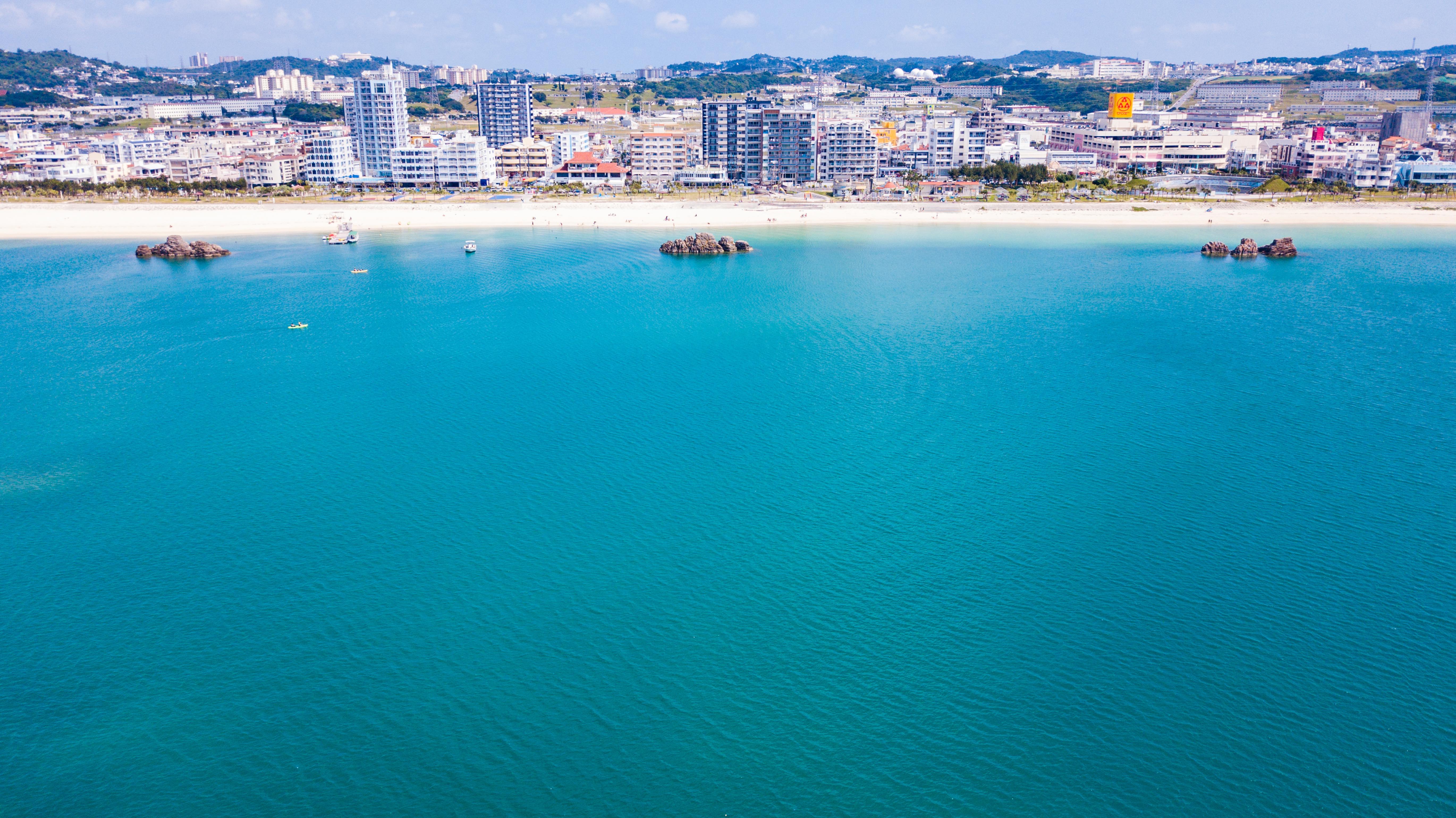 沖繩北谷町以擁有高透明水質著稱的安良波海灘，是一處長約600公尺的人工海灘。（北谷町建設経済部観光課提供）