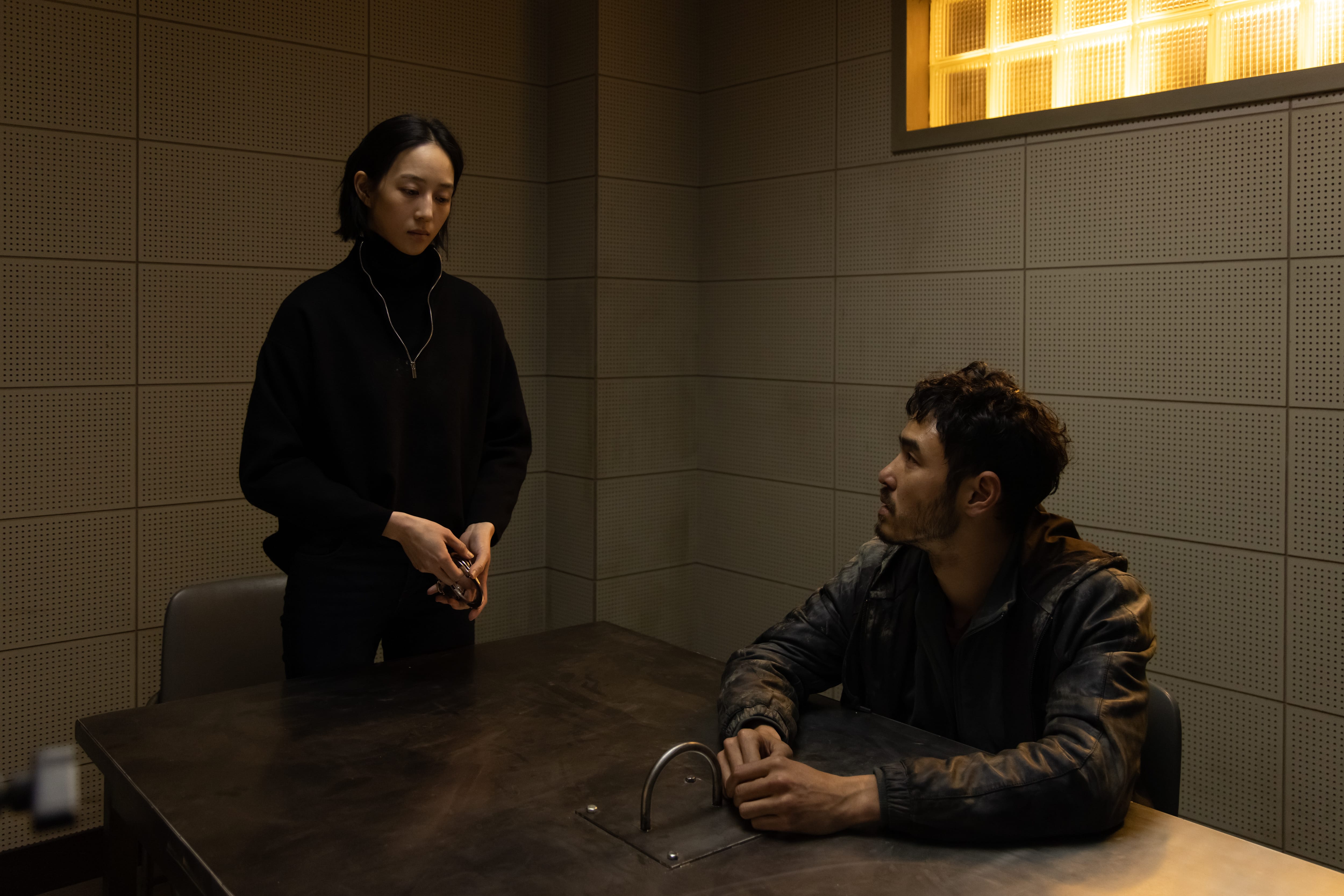 身兼女主角與監製的張鈞甯(左)邀請阮經天(右)同台演出。(華映提供)