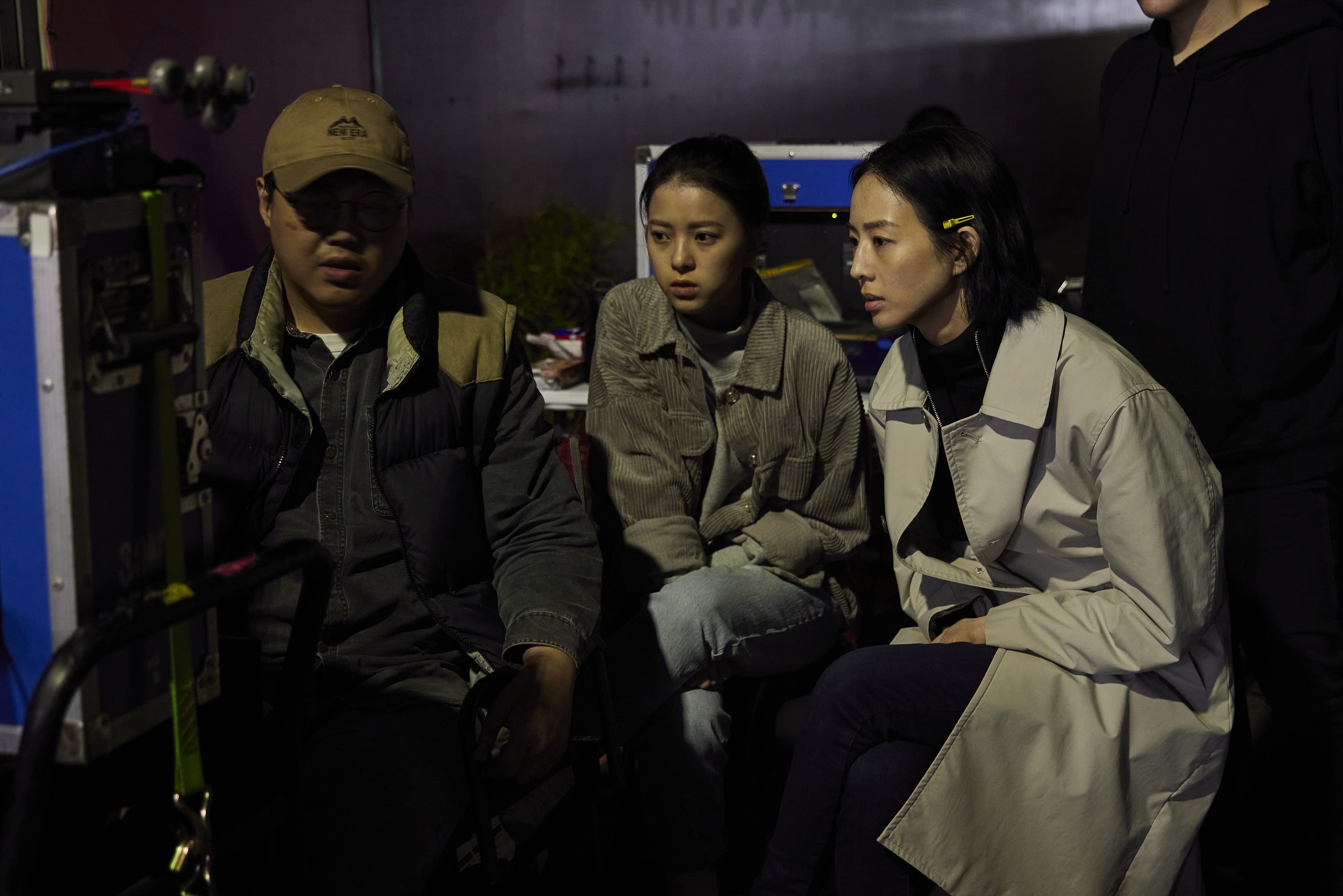 導演曾英庭（左起）與演員項婕如、張鈞甯共同討論。（華映提供）