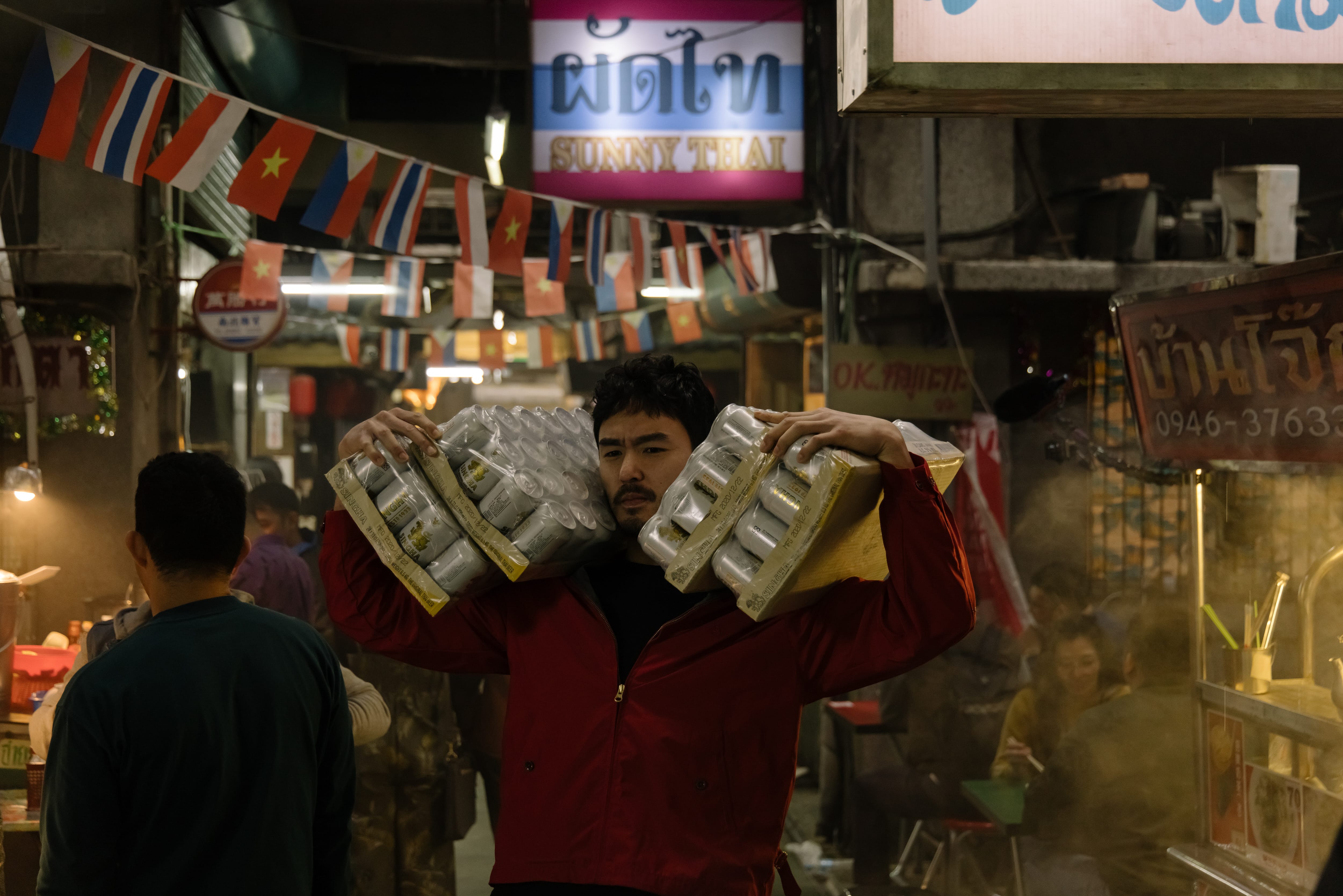 阮經天為演移工仲介上語言課、看相關書籍、親訪移工朋友等做足功課。（華映提供）