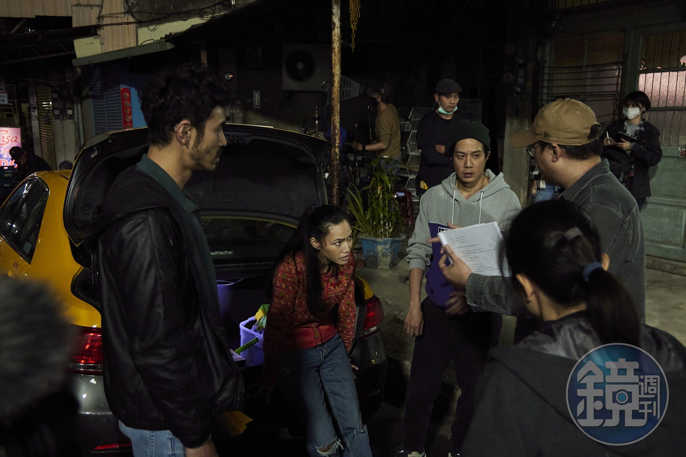 阮經天(左起)、Sajee Apiwong、薛仕凌與導演曾英庭在現場討論。(華映提供)