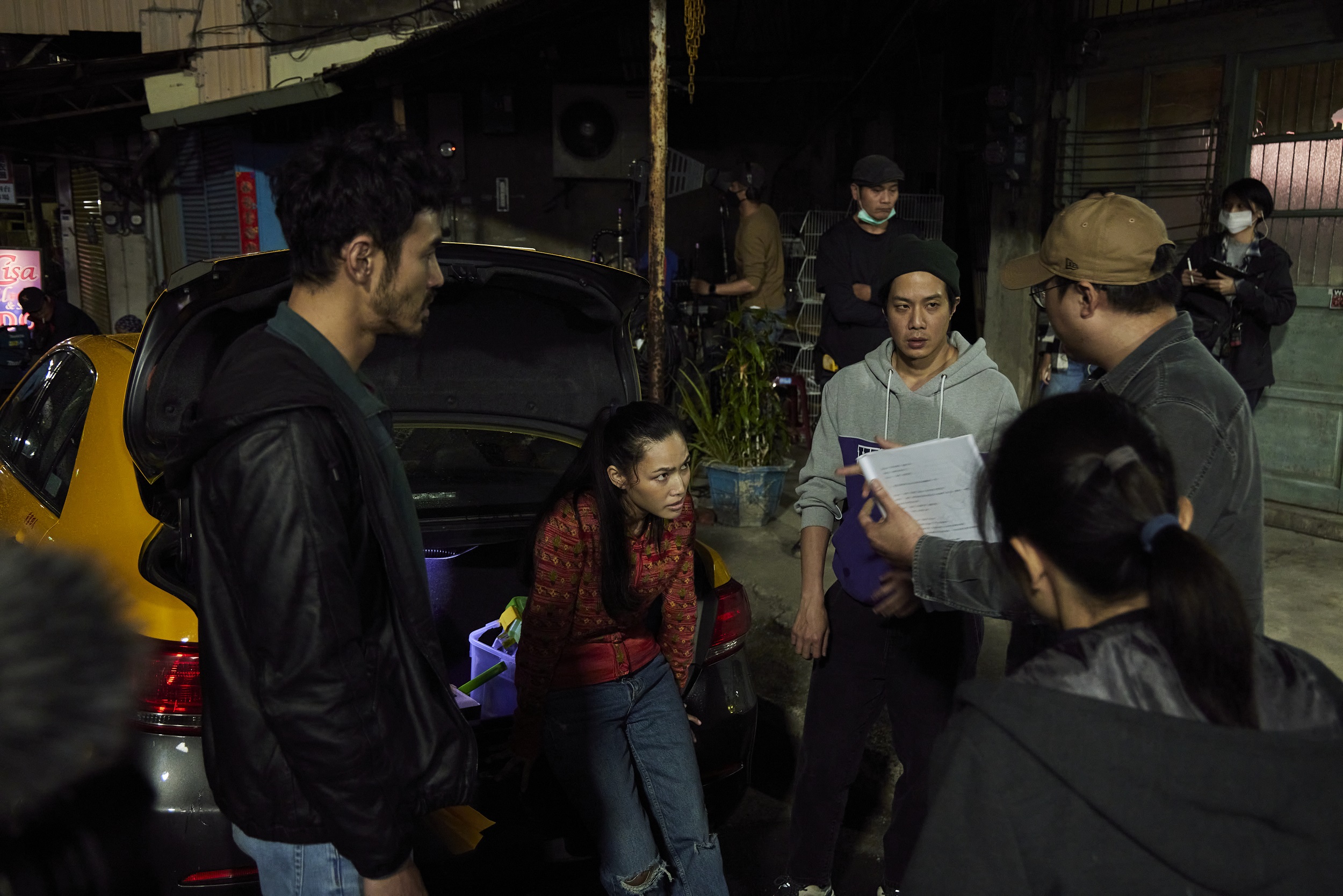 阮經天（左起）、Sajee Apiwong、薛仕凌與導演曾英庭在現場討論。（華映提供）
