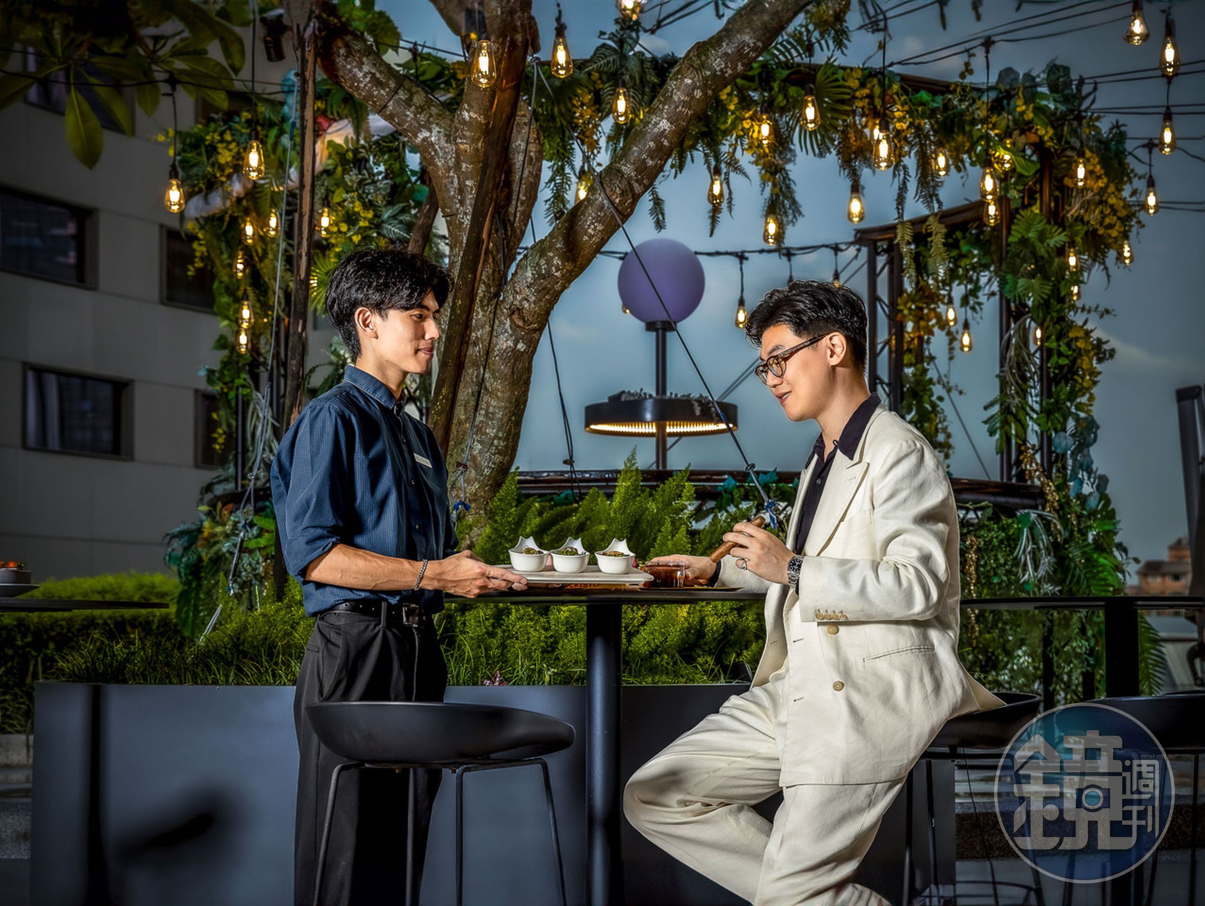 多款精緻甜鹹點以Pass Around沿桌送餐的方式提供紳士們享用。(台北大直英迪格提供)