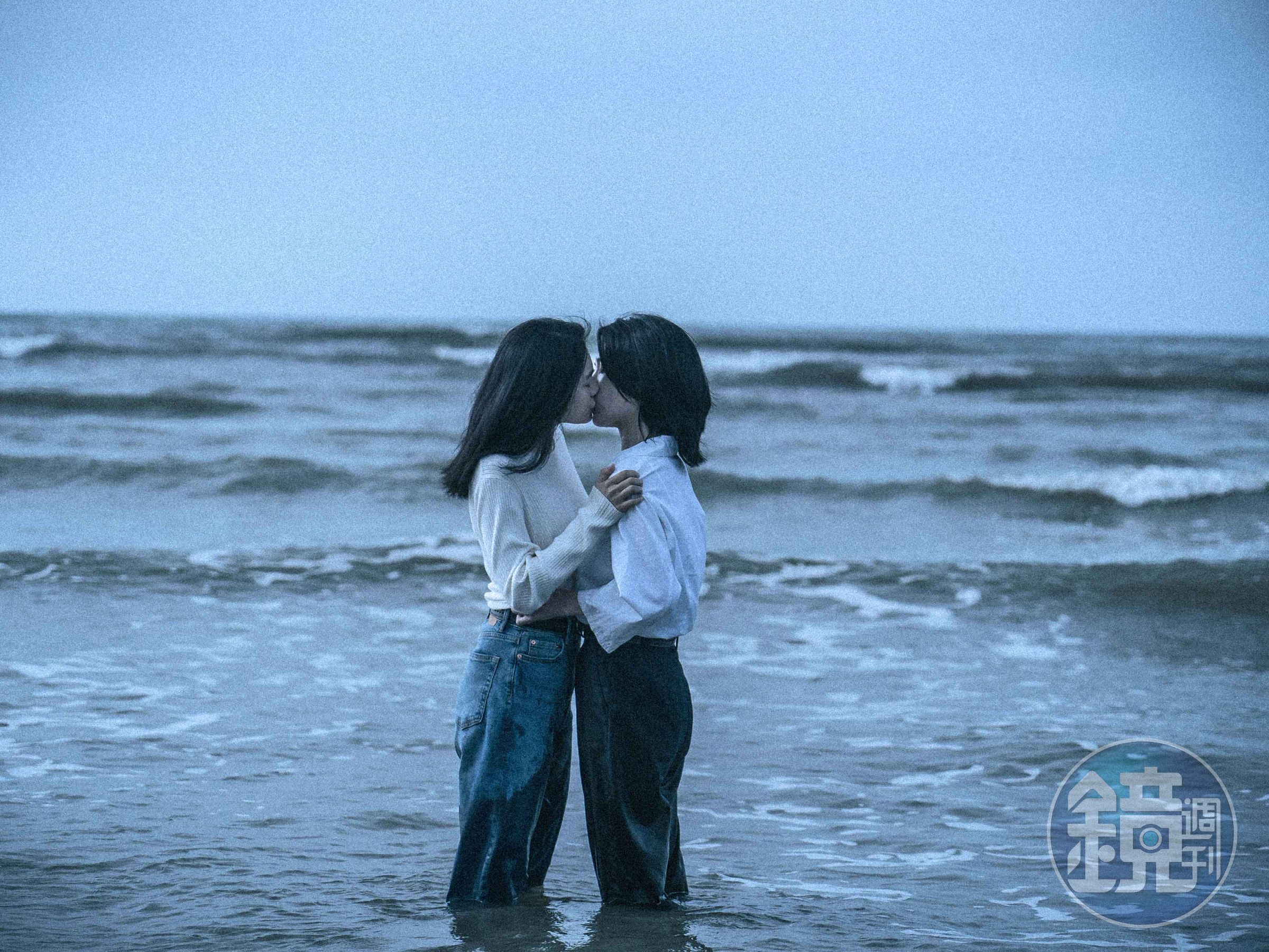 《青春並不溫柔》的海邊浪漫吻戲,其實戲外凍到快失溫。(希望影視提供)