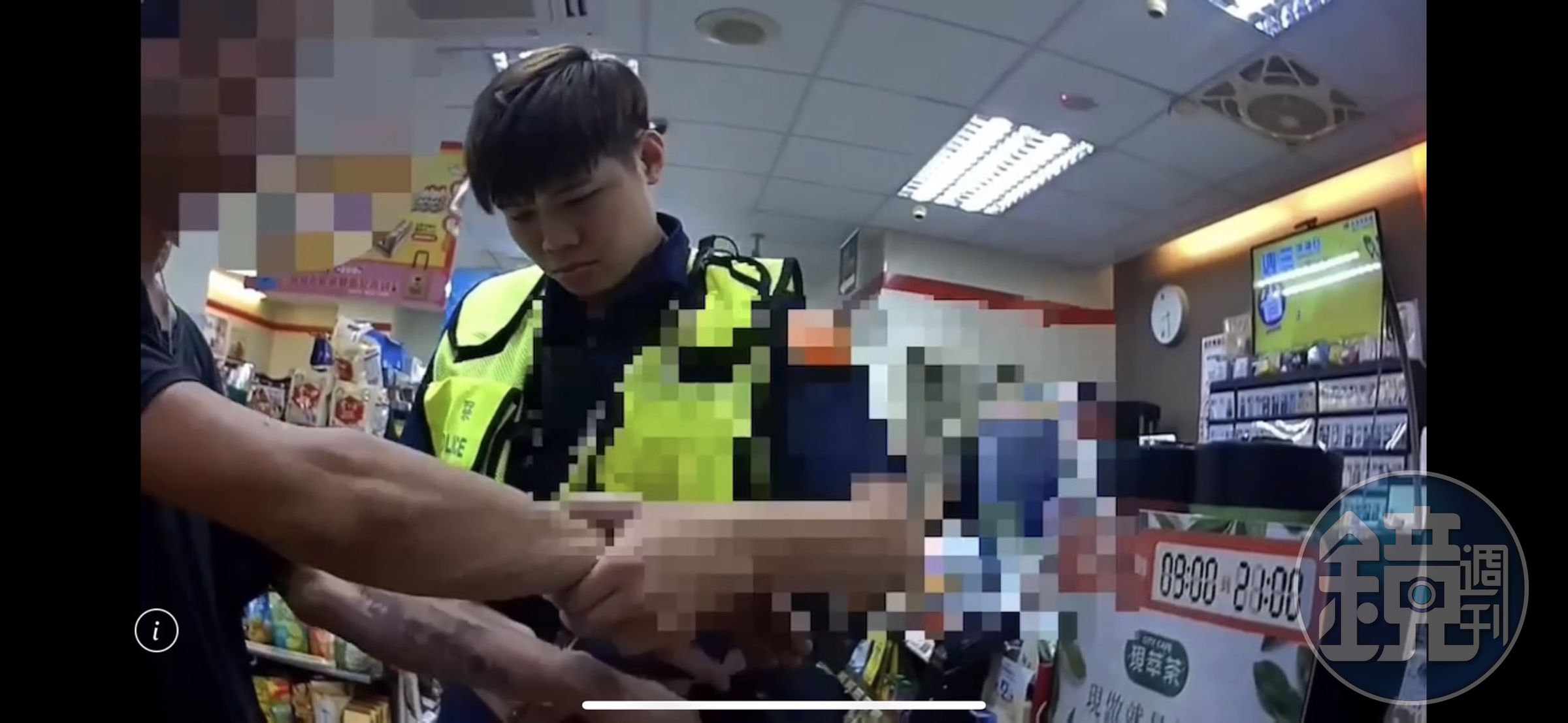 警方透過監視器確認楊男不但偷了酒，還偷了礦泉水，將他依竊盜現行犯上銬逮捕。（翻攝畫面）
