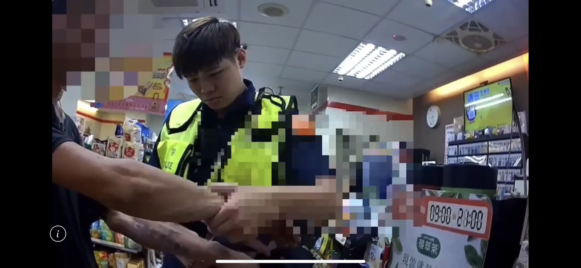 警方透過監視器確認楊男不但偷了酒，還偷了礦泉水，將他依竊盜現行犯上銬逮捕。（翻攝畫面）