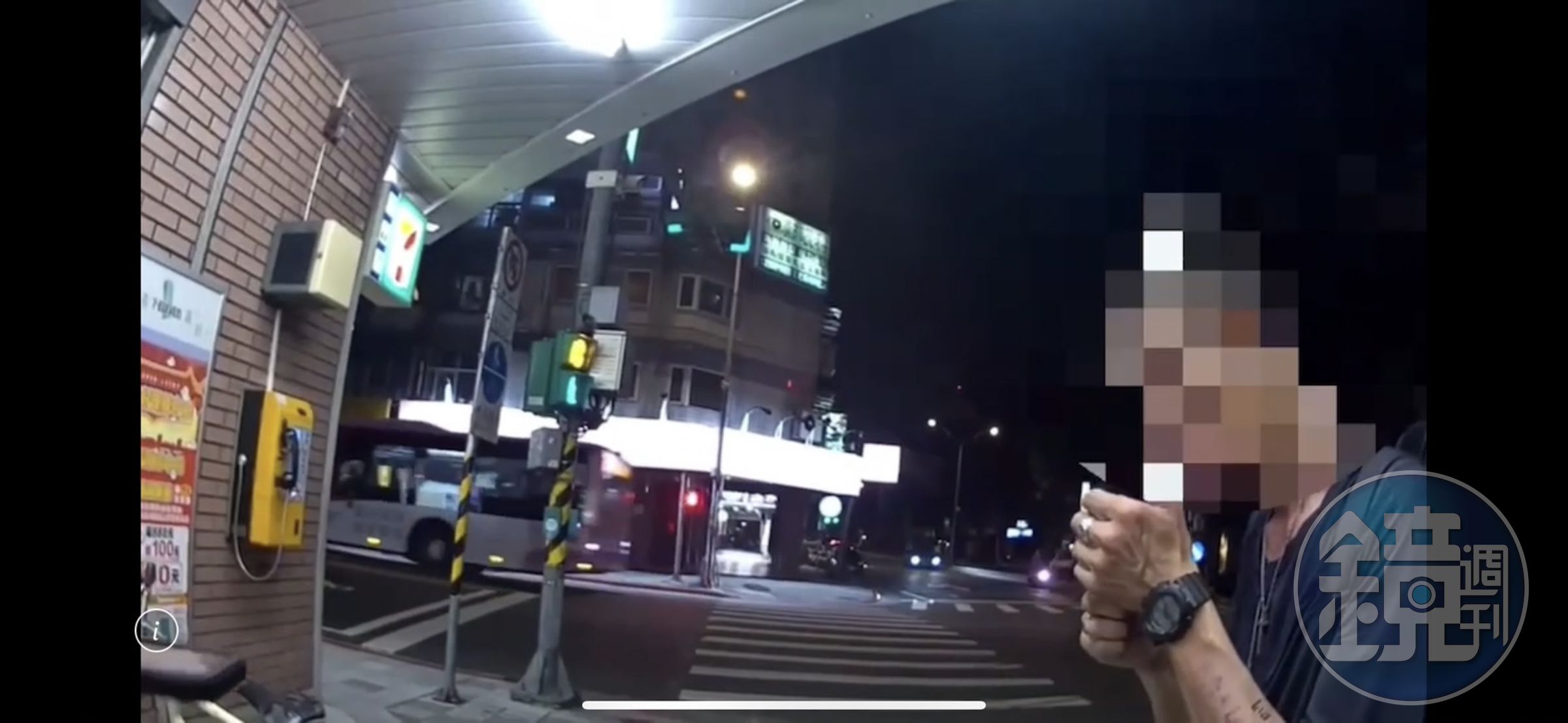 巡邏警方得知店門口的楊男可能行竊，追上前去將他攔下查證身分。（翻攝畫面）