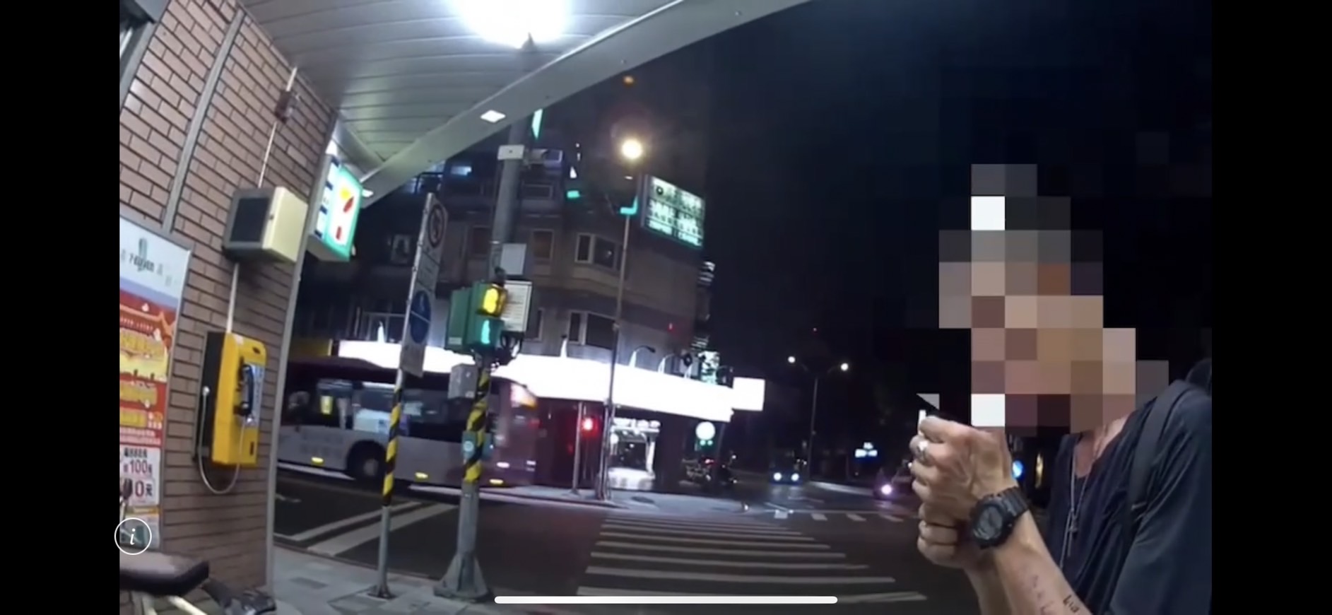 巡邏警方得知店門口的楊男可能行竊，追上前去將他攔下查證身分。（翻攝畫面）
