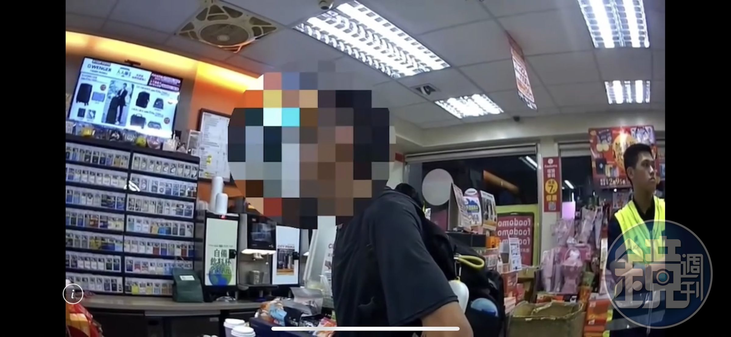 楊男見警方攔查，自行走入超商，聲稱自己有商品忘記結帳。（翻攝畫面）