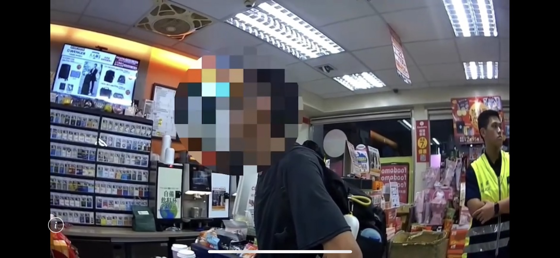楊男見警方攔查，自行走入超商，聲稱自己有商品忘記結帳。（翻攝畫面）