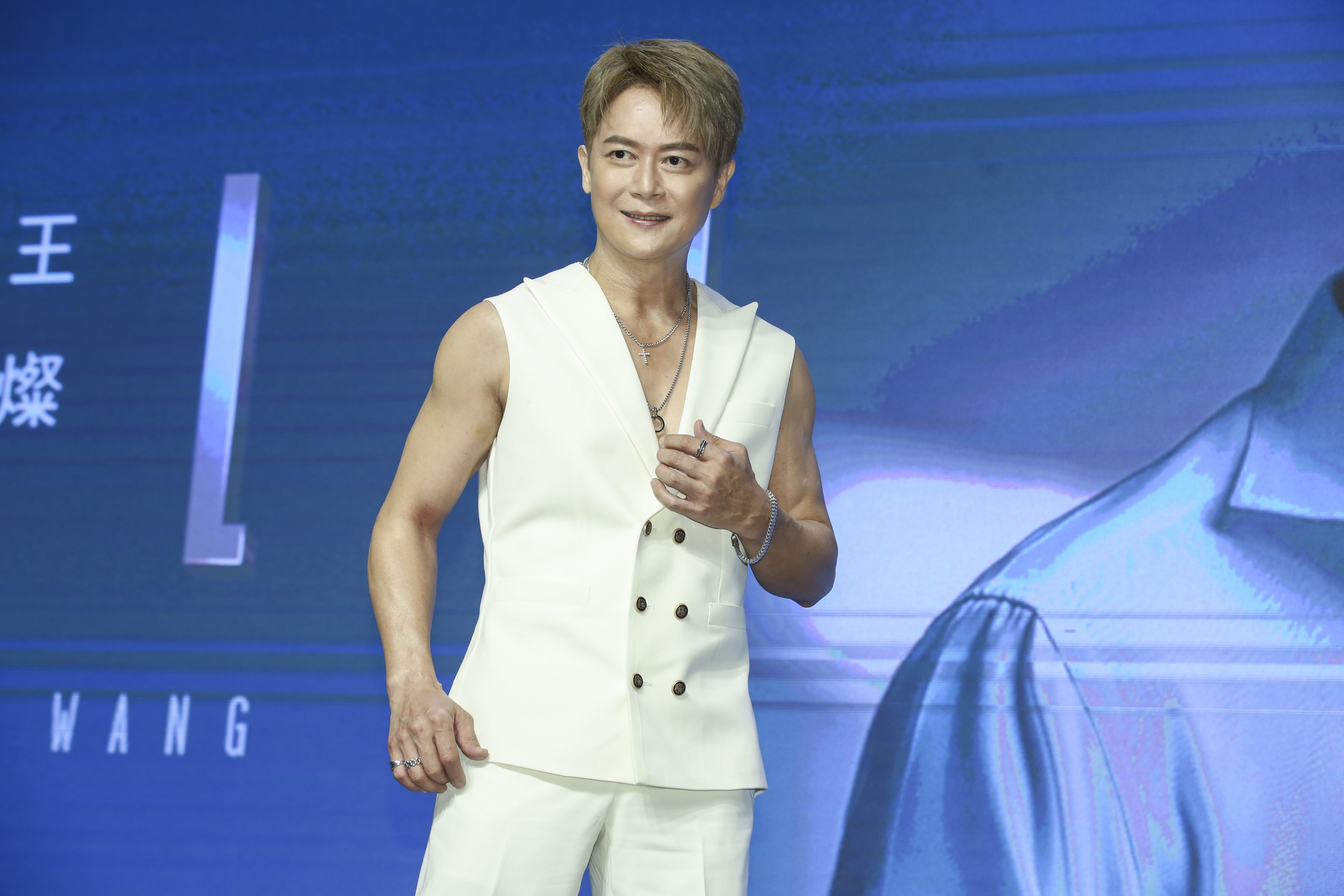 49歲演員王燦砸500萬推出首張國語EP《Hola》。