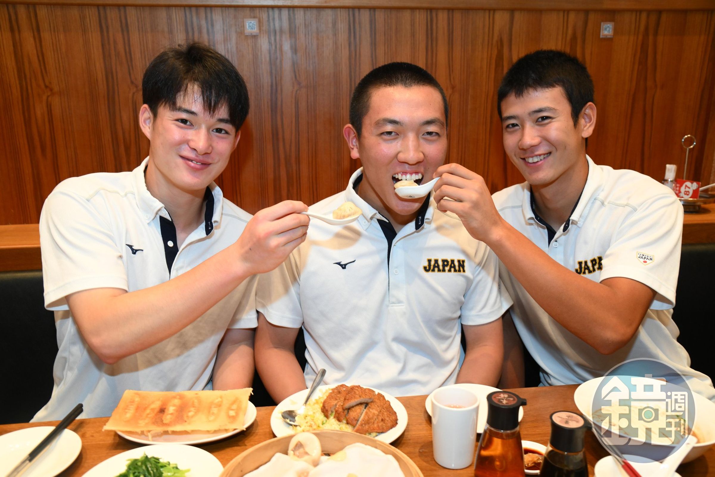 日本U18成員開心吃小籠包,丸田湊斗(左)、山田脩也(右)餵食剛出院的隊長小林隼翔(中)。(翻攝自@hsbaseball_yomi推特)