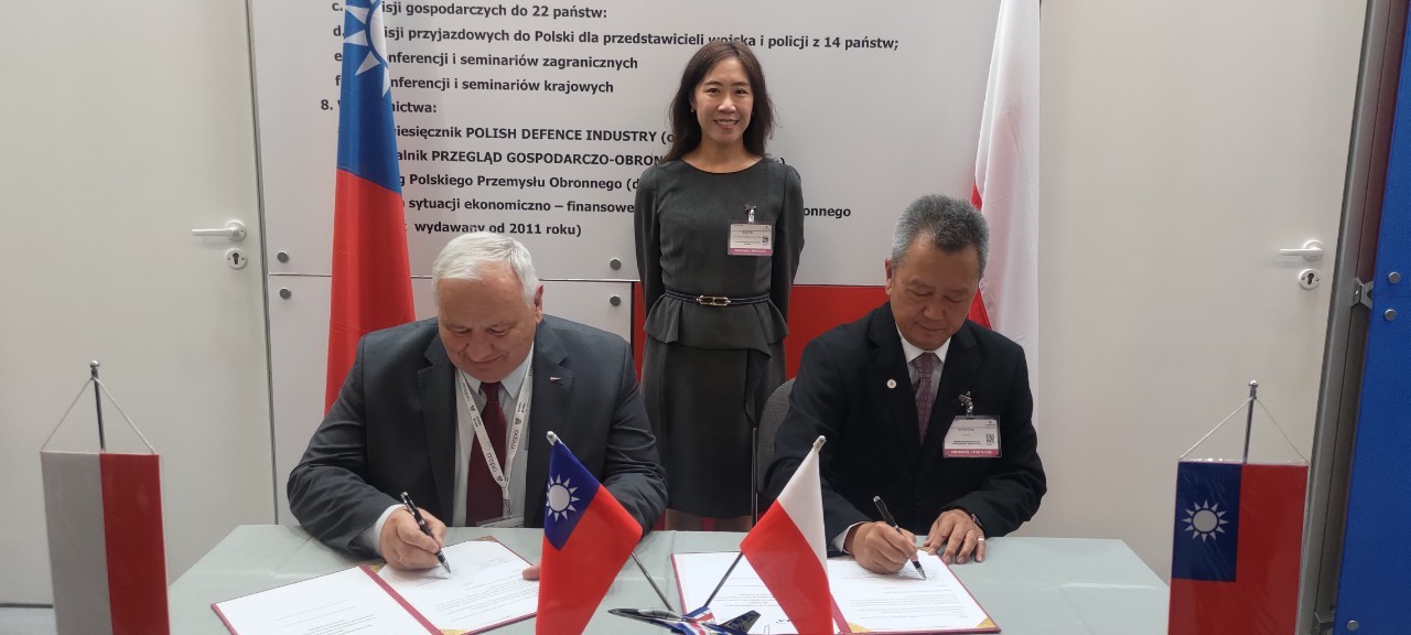 漢翔公司董事長胡開宏（右）以「國防產業發展協會」及「航太工業同業公會」兩公協會理事長身份，與波蘭國防產業商會（PCNDM）簽署二項備忘錄。（漢翔提供）