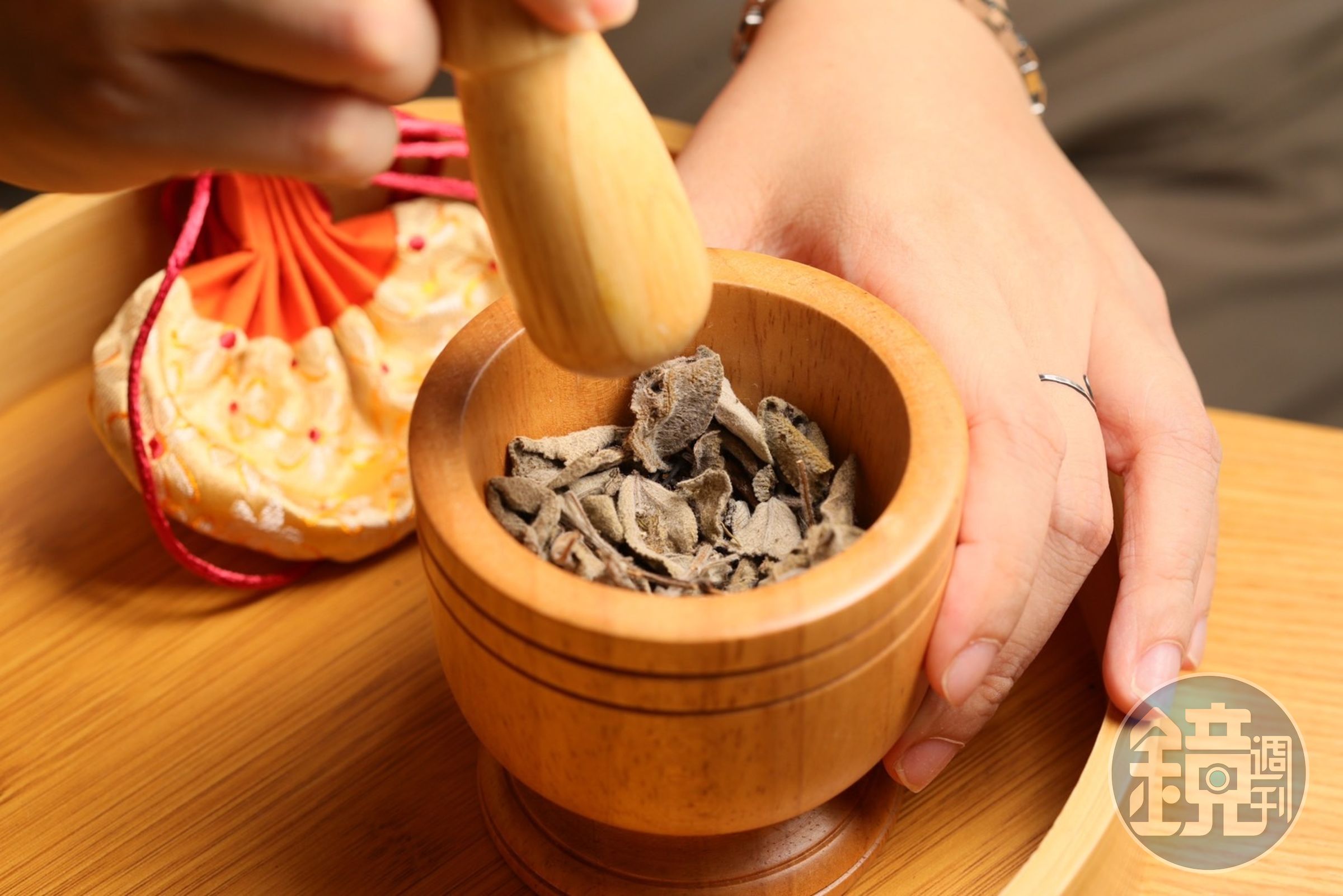 「葉家千金」也與「農遊超市」合作香包體驗,將搗碎的茶葉與香料放入香包。