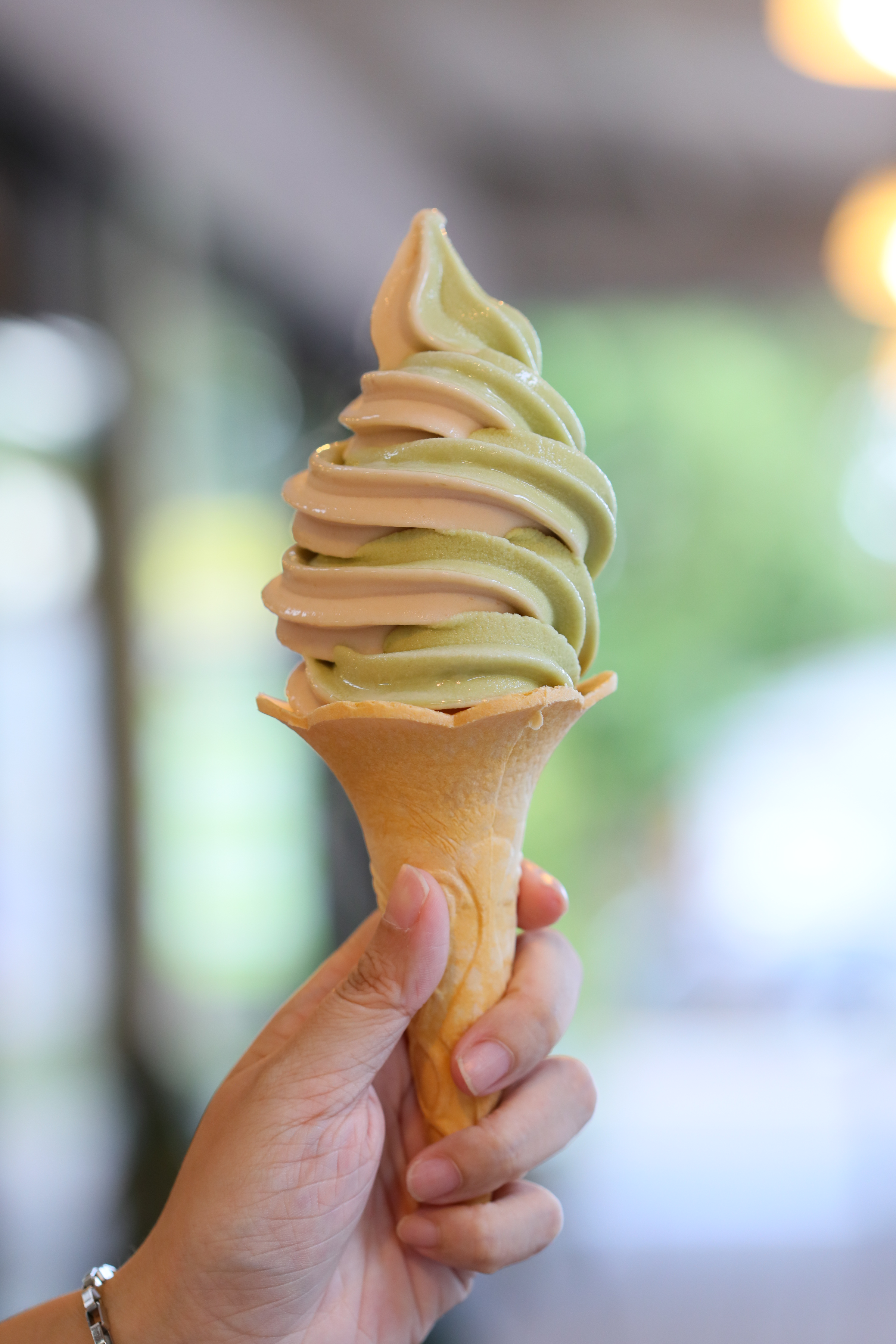 期間限定的「水蜜桃烏龍霜淇淋」吃不到香精味,只有天然的果香和茶香。(100元/支)