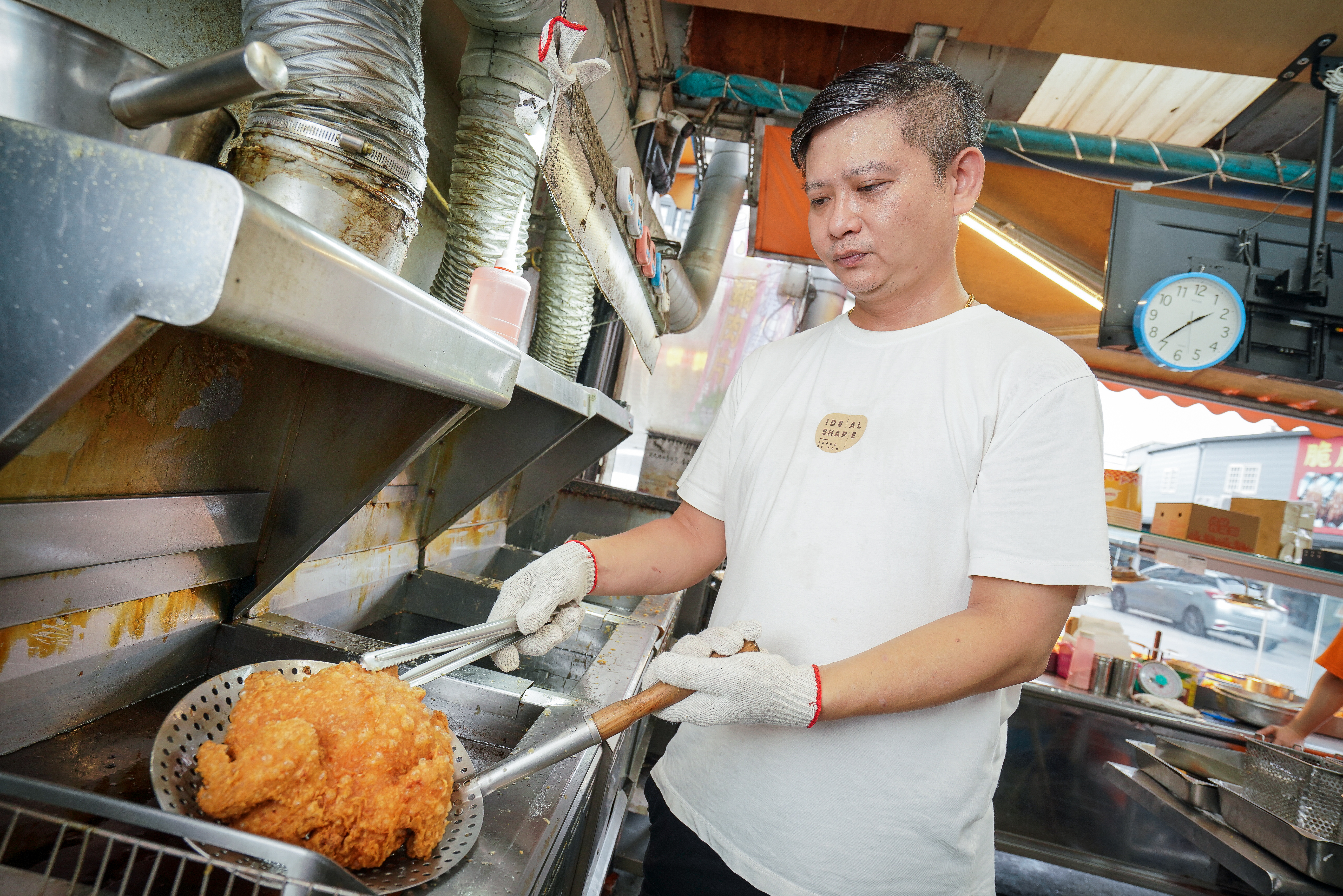 游俊維以炸雞翅為招牌創業，在宜蘭成為炸物店後起之秀。