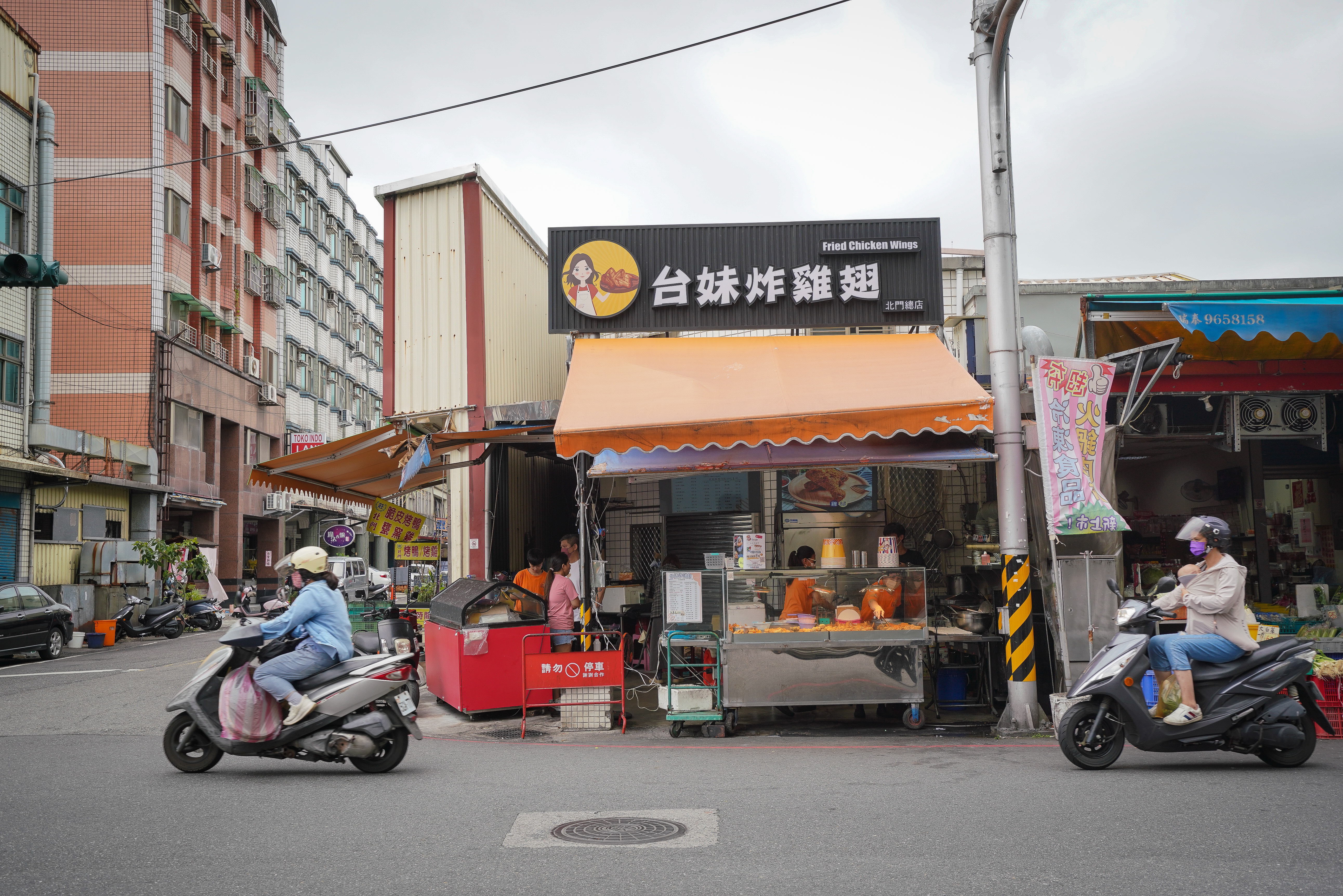 台妹炸雞翅首家店面開在宜蘭市北門黃昏市場外騎樓，深受婆婆媽媽喜愛。