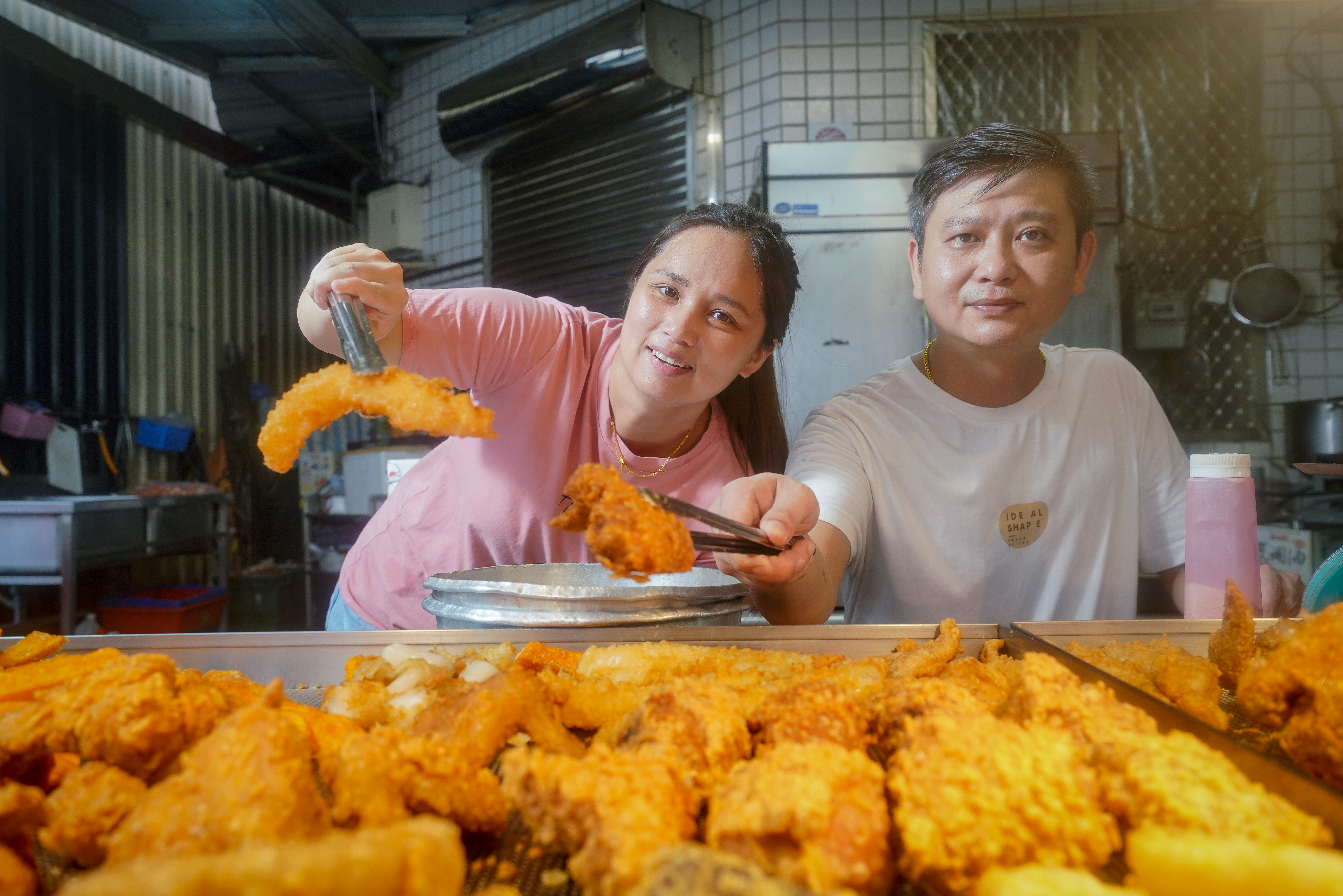 游俊維（右）和太太王品懿一起創業，獨創三鍋高溫油炸法，讓炸物冷掉還是酥脆不泛油。