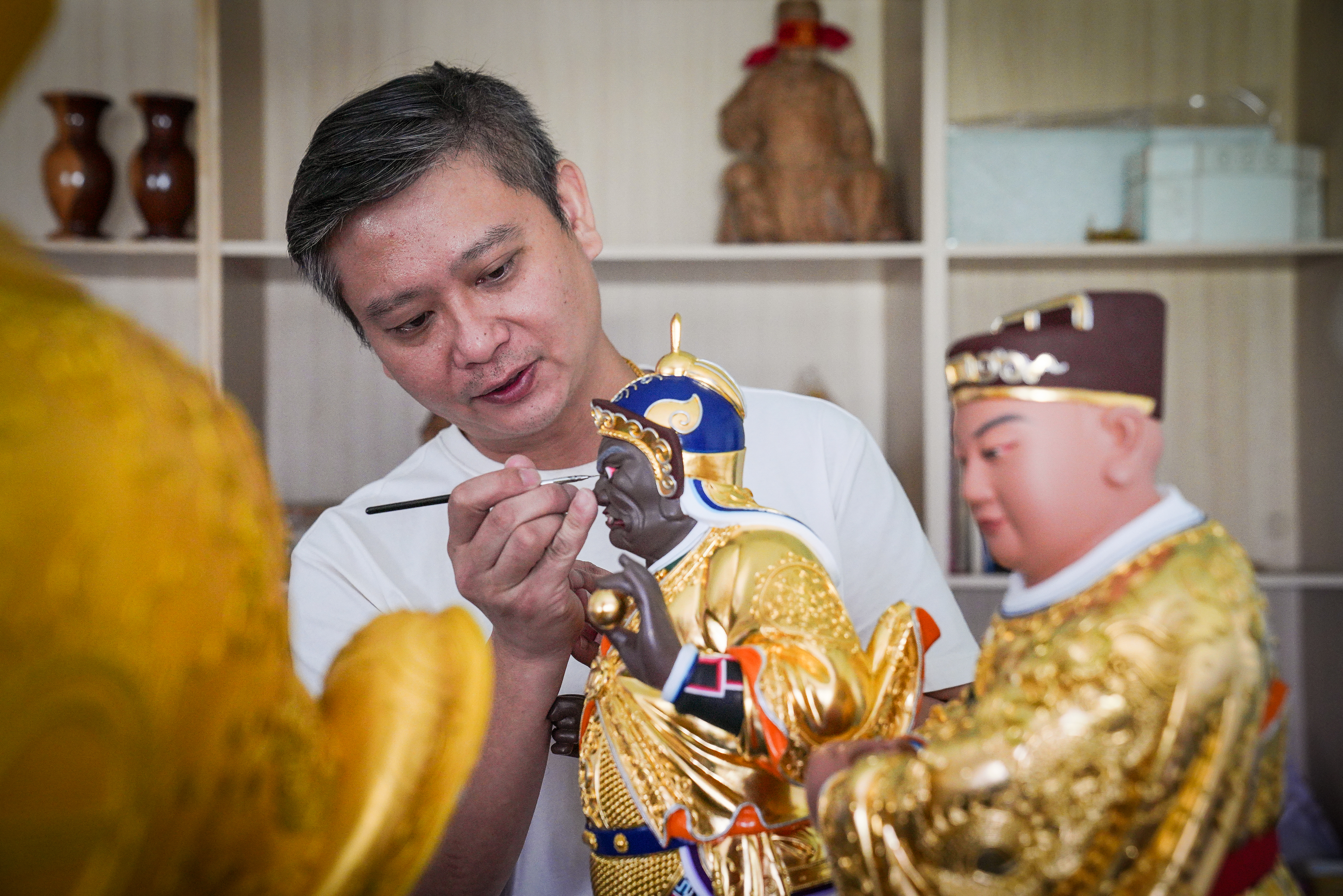 游俊維原為粧佛師，因此培養出超乎常人的耐心與細心。
