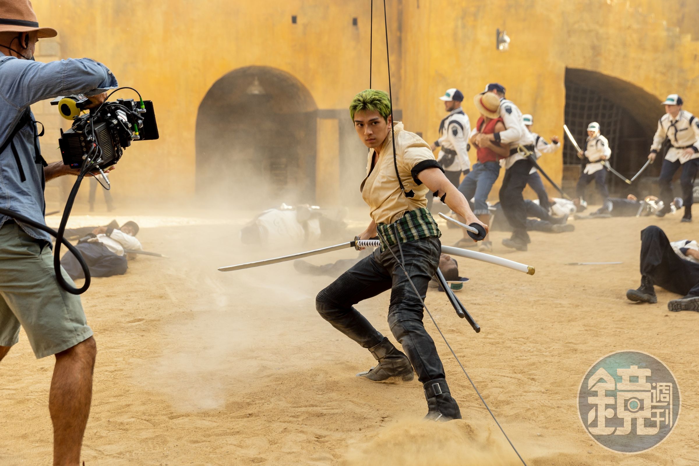 新田真劍佑重現索隆經典場面「三刀流」,付出的努力得到觀眾一致的認可,認為是真人版《航海王》最具賣點的場面。(Netflix提供)