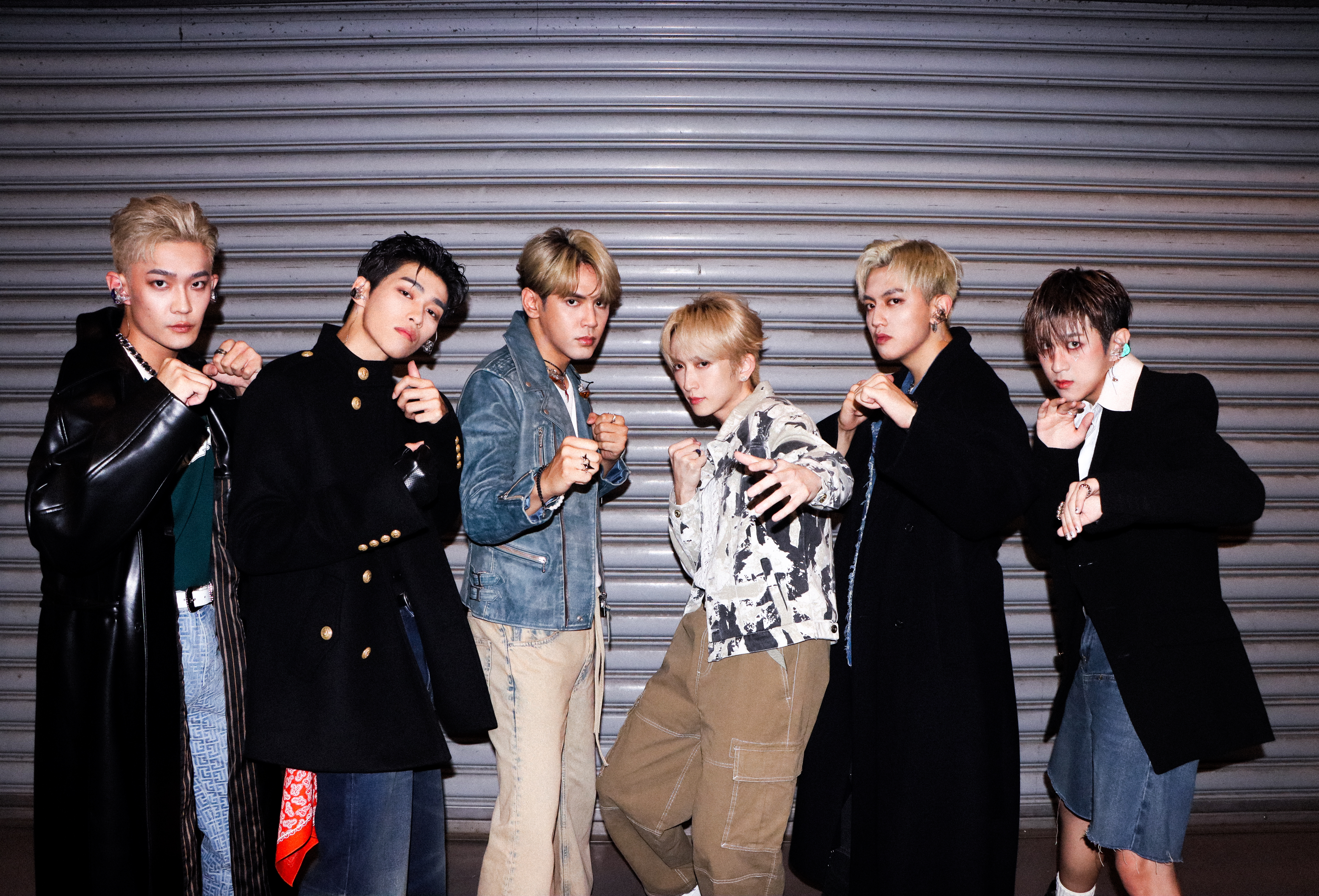 九澤CP陳零九、邱鋒澤（左三、右三）新歌〈暈嗎〉邀師弟U:NUS合作。（滾石提供）