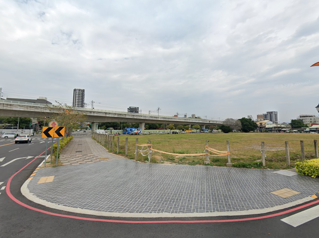 吳姓男子今年7月深夜在中市東區樂業路與進德路口燒紙錢與衣物，遭到法院裁罰。（翻攝Google Maps）