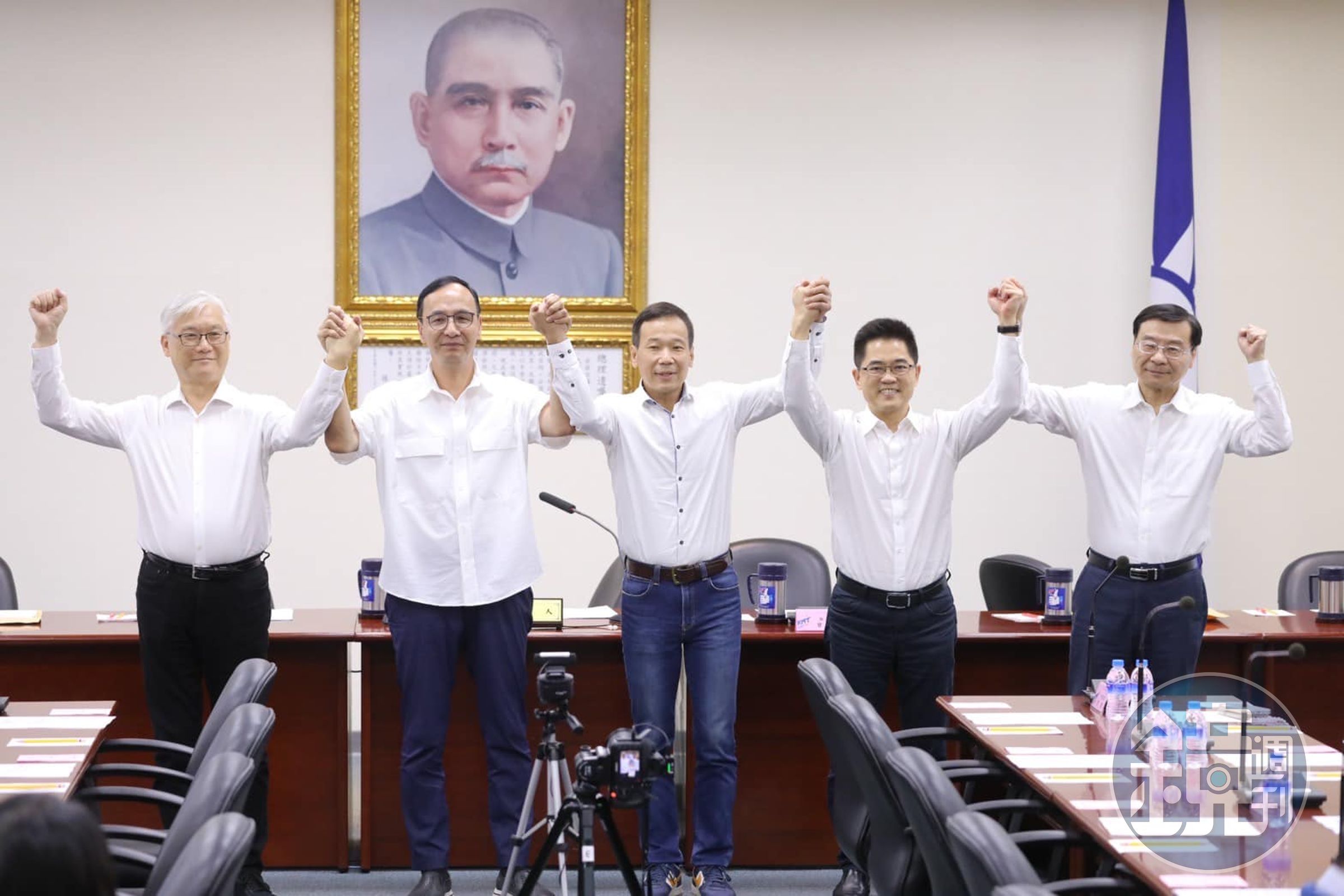 國民黨今正式提名鍾小平(中)出戰台北市中正、萬華區立委,針對民調爭議也做出回應。(翻攝自鍾小平臉書)
