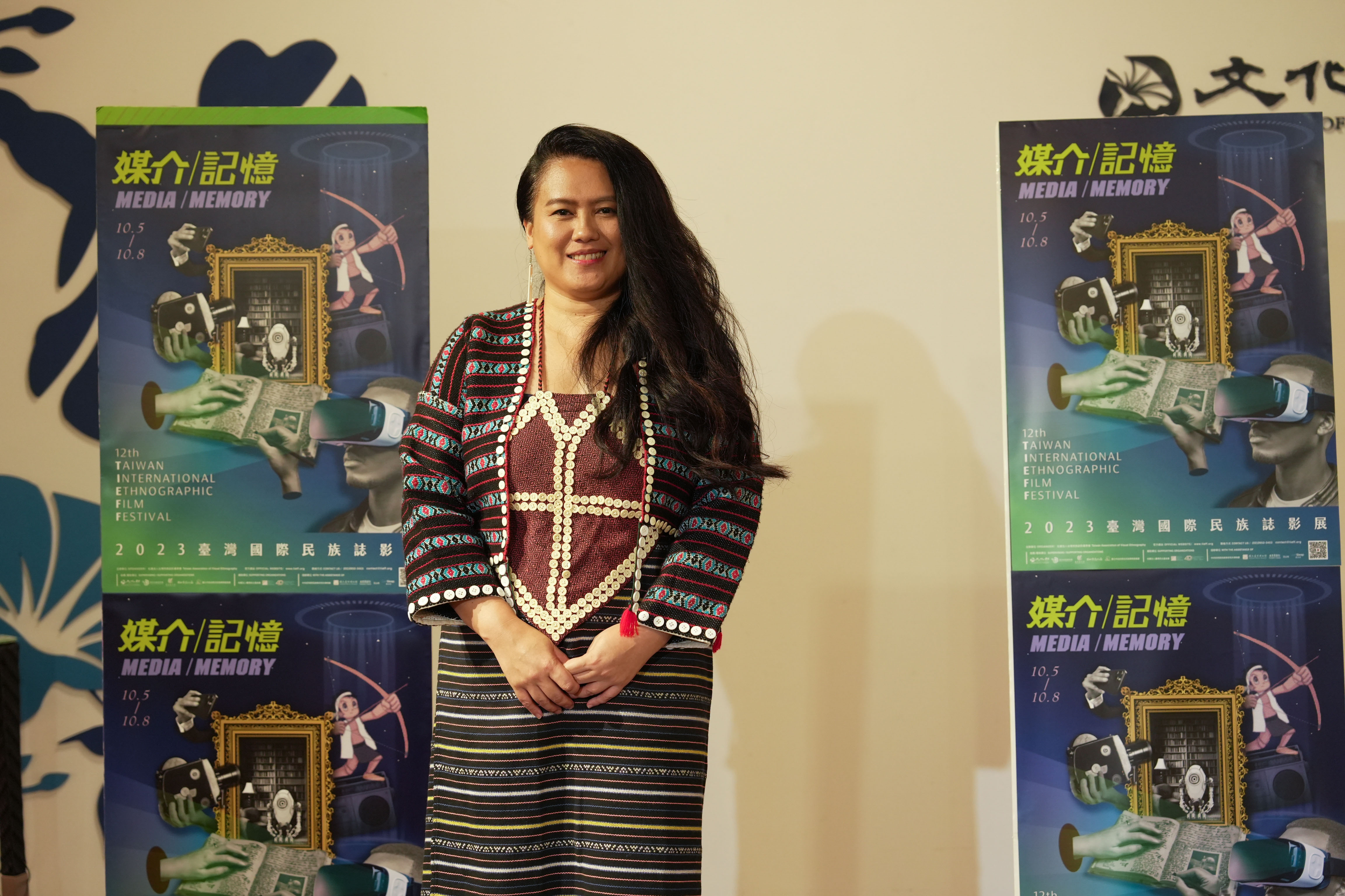 民族誌影展大使陳潔瑤Laha Mebow 導演,身穿族服出席影展活動。(台灣國際民族誌影展提供)