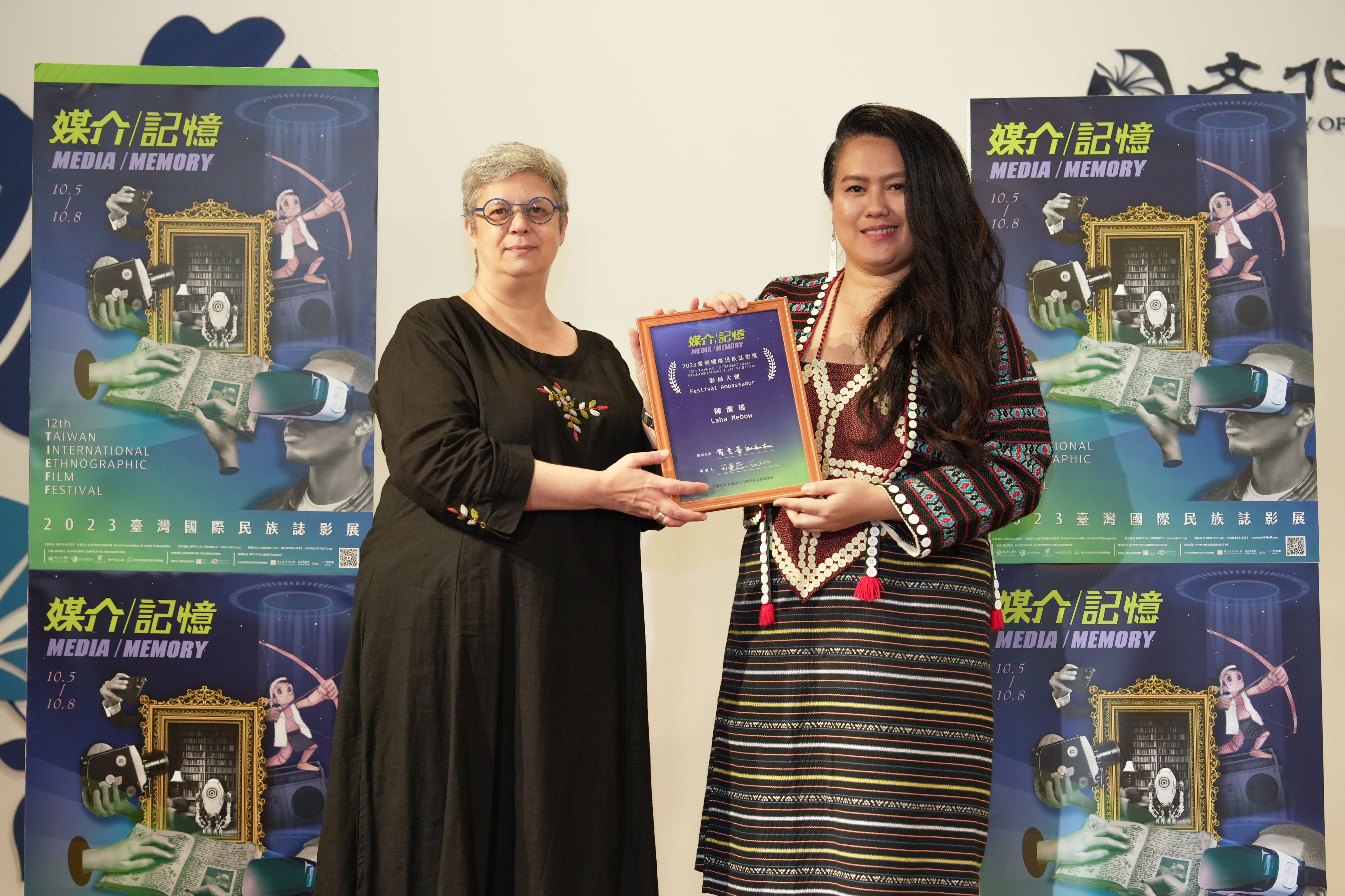 台灣國際民族誌影展邀請金馬導演陳潔瑤（右）擔任「影展大使」，她與策展人司黛蕊Teri J. Silvio（左）開心合影。（民族誌影展提供）
