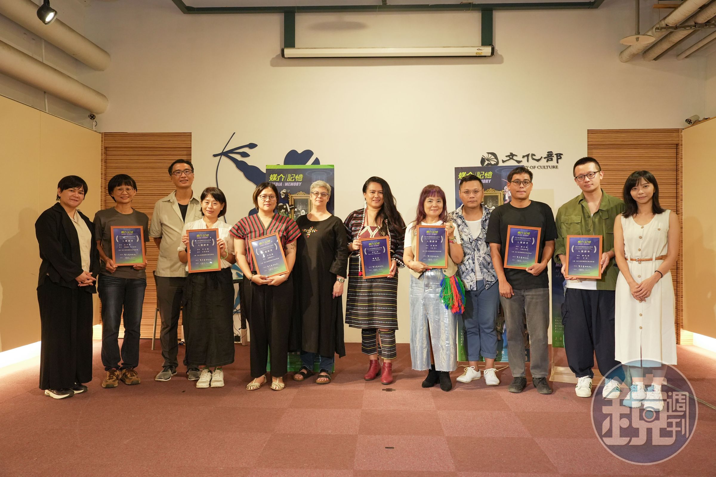 2023年民族誌影展入圍台灣導演與策展人司黛蕊(左六)、影展大使陳潔瑤(右六)合照。(民族誌影展提供)