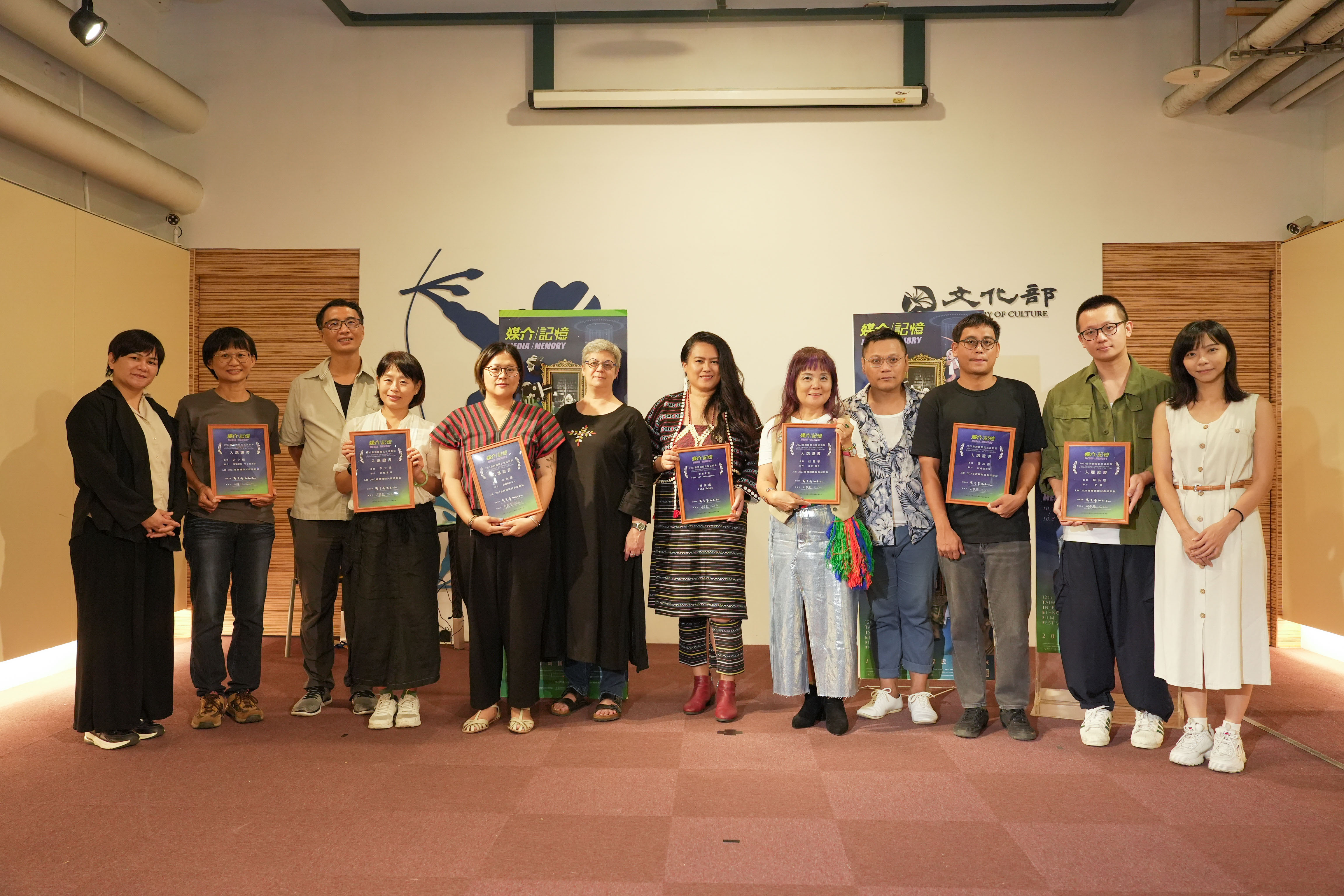 2023年民族誌影展入圍台灣導演與策展人司黛蕊（左六）、影展大使陳潔瑤（右六）合照。（民族誌影展提供）